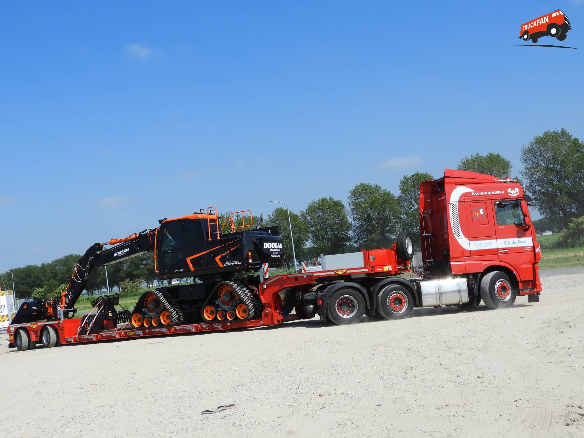 Hier zie je Transportbedrijf E.J. de Jong (Parrega) × met een DAF XF Euro 6 met Broshuis...