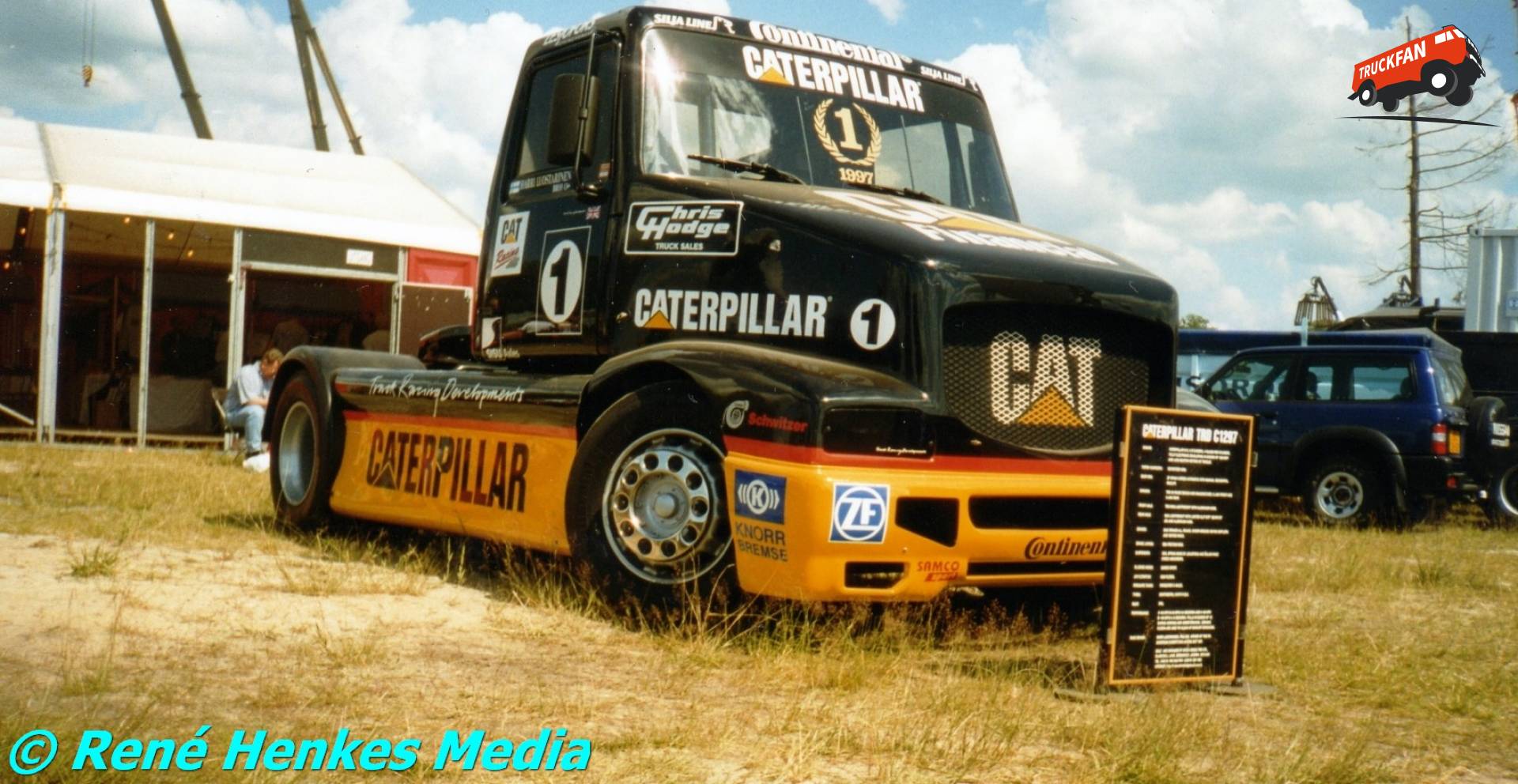 Foto van een Caterpillar truck. Met de Finse coureur Harry Luostarinen achter het stuur van de...