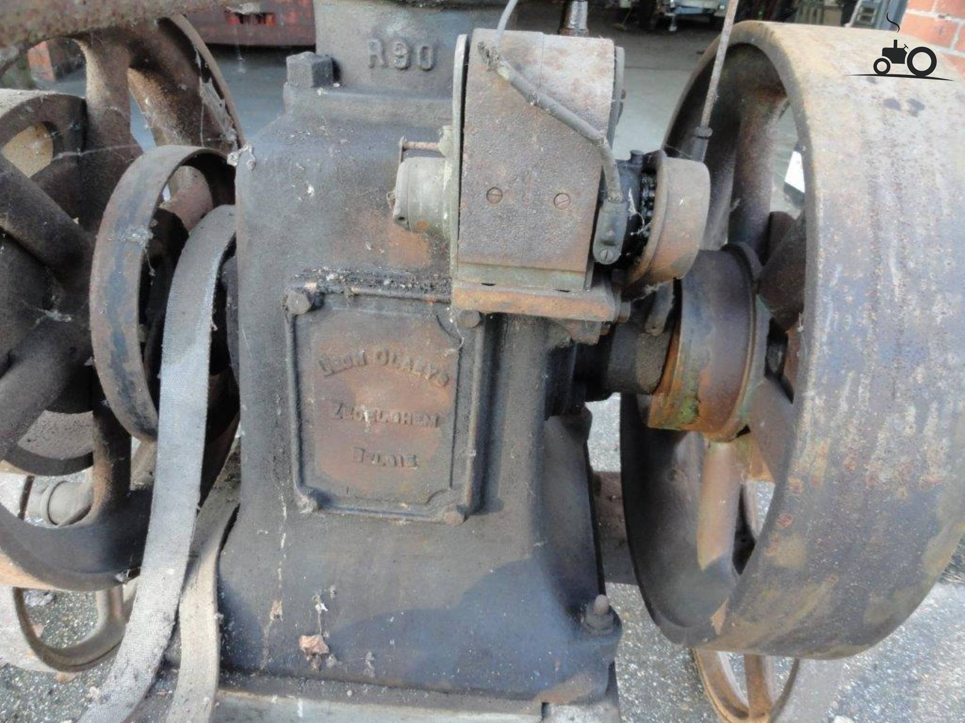 Foto van een Claeys Benzine motor bouwjaar 1917 gisteren toch nog even in gang gezwierd, nog een...