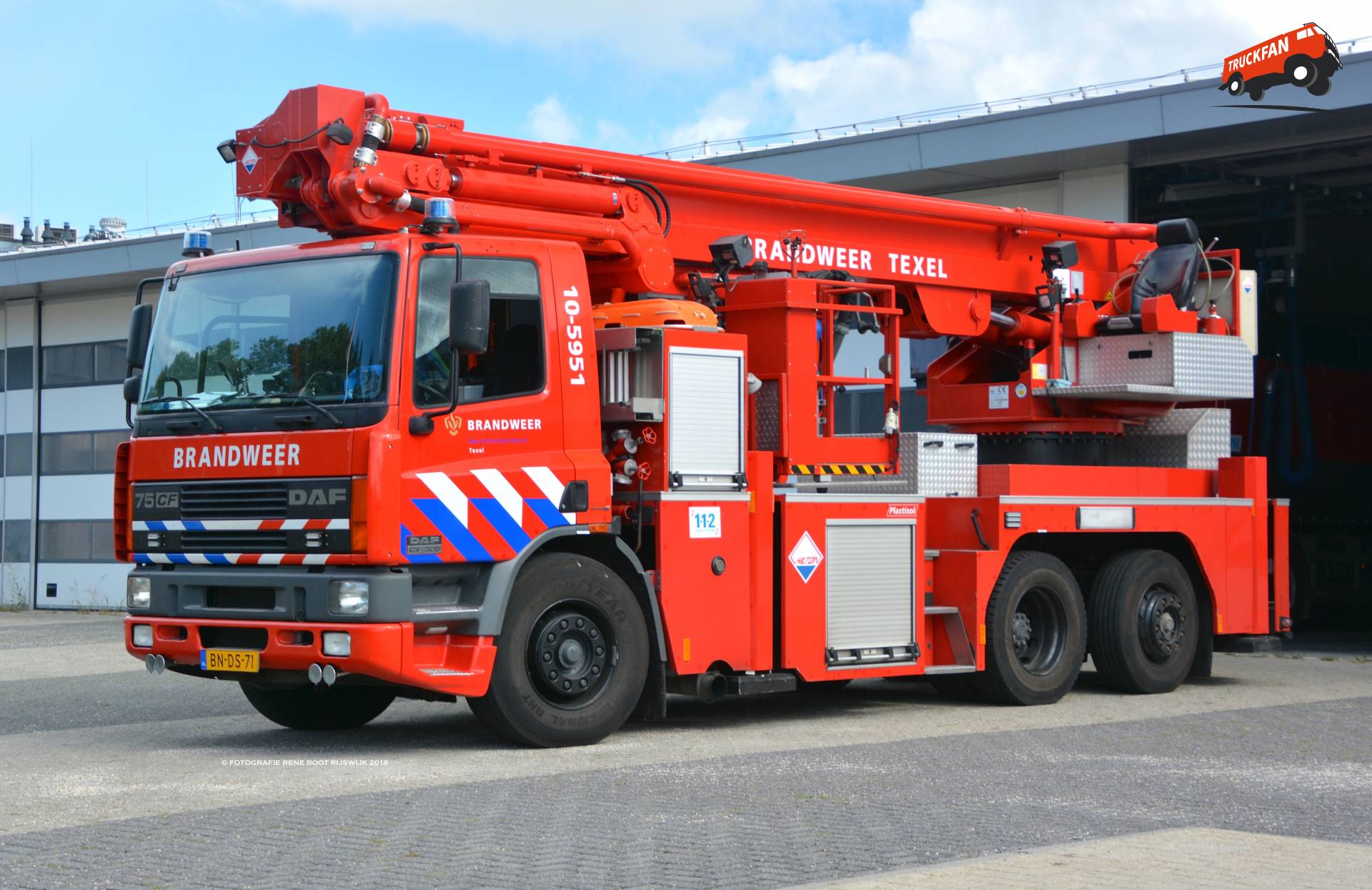 Een DAF FFN75 opbouw Hilton bouwjaar 2002, ex brandweer Hilversum, sinds 2011 als standplaats Den...