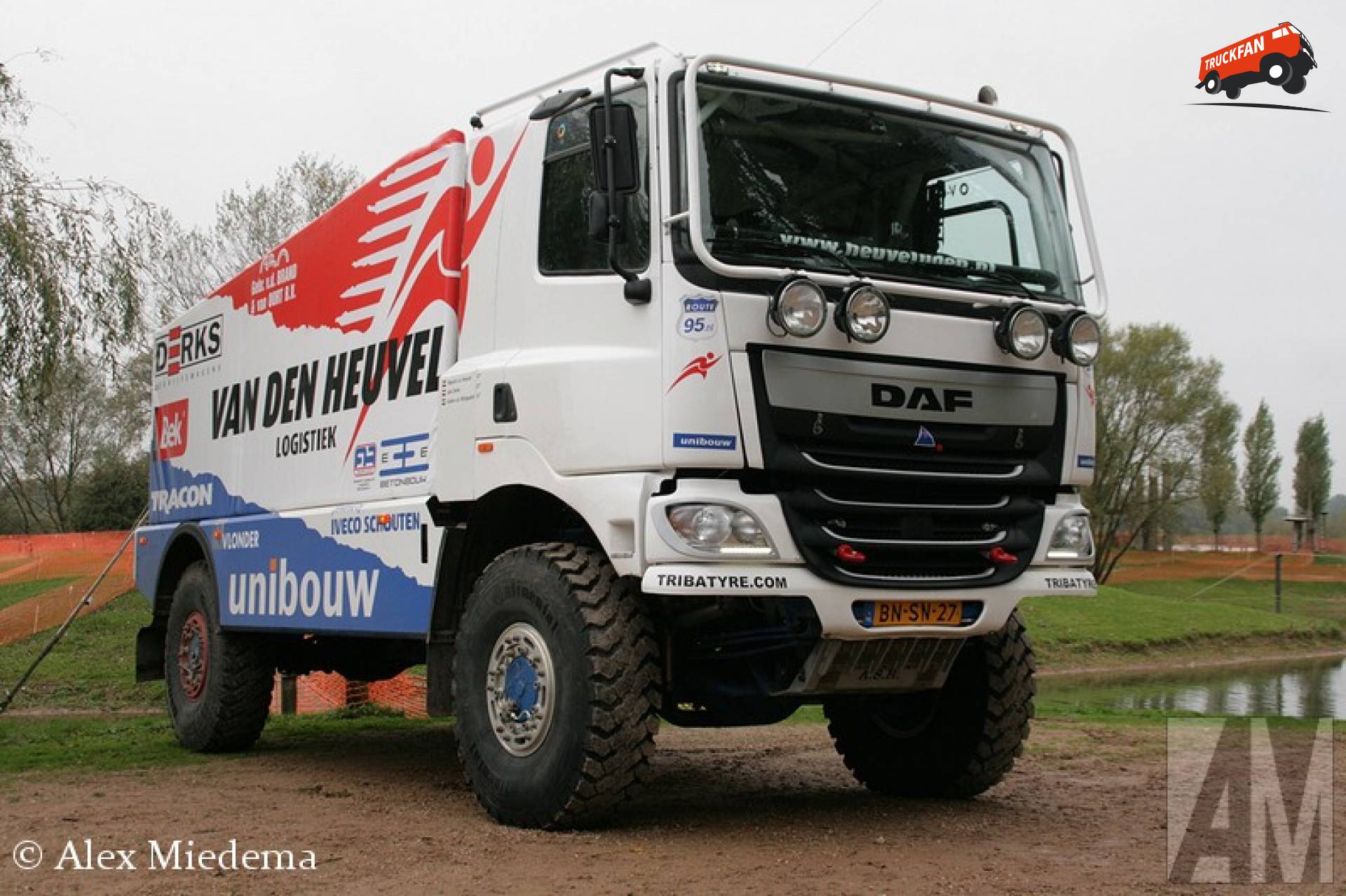 Foto van een DAF CF Euro 6, opgebouwd als rallytruck.