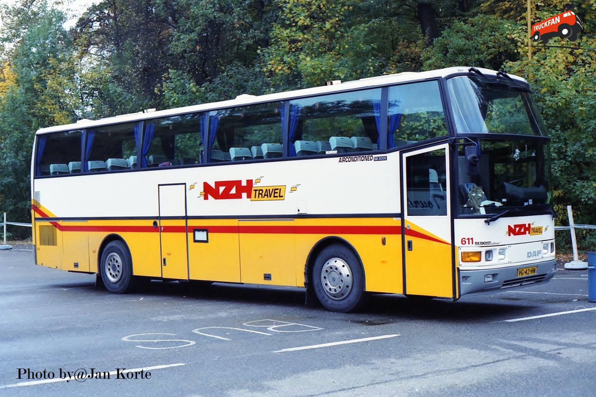 Foto van een DAF Berkhof buschassis, opgebouwd voor personenvervoer. 13-09-1993 Praag...