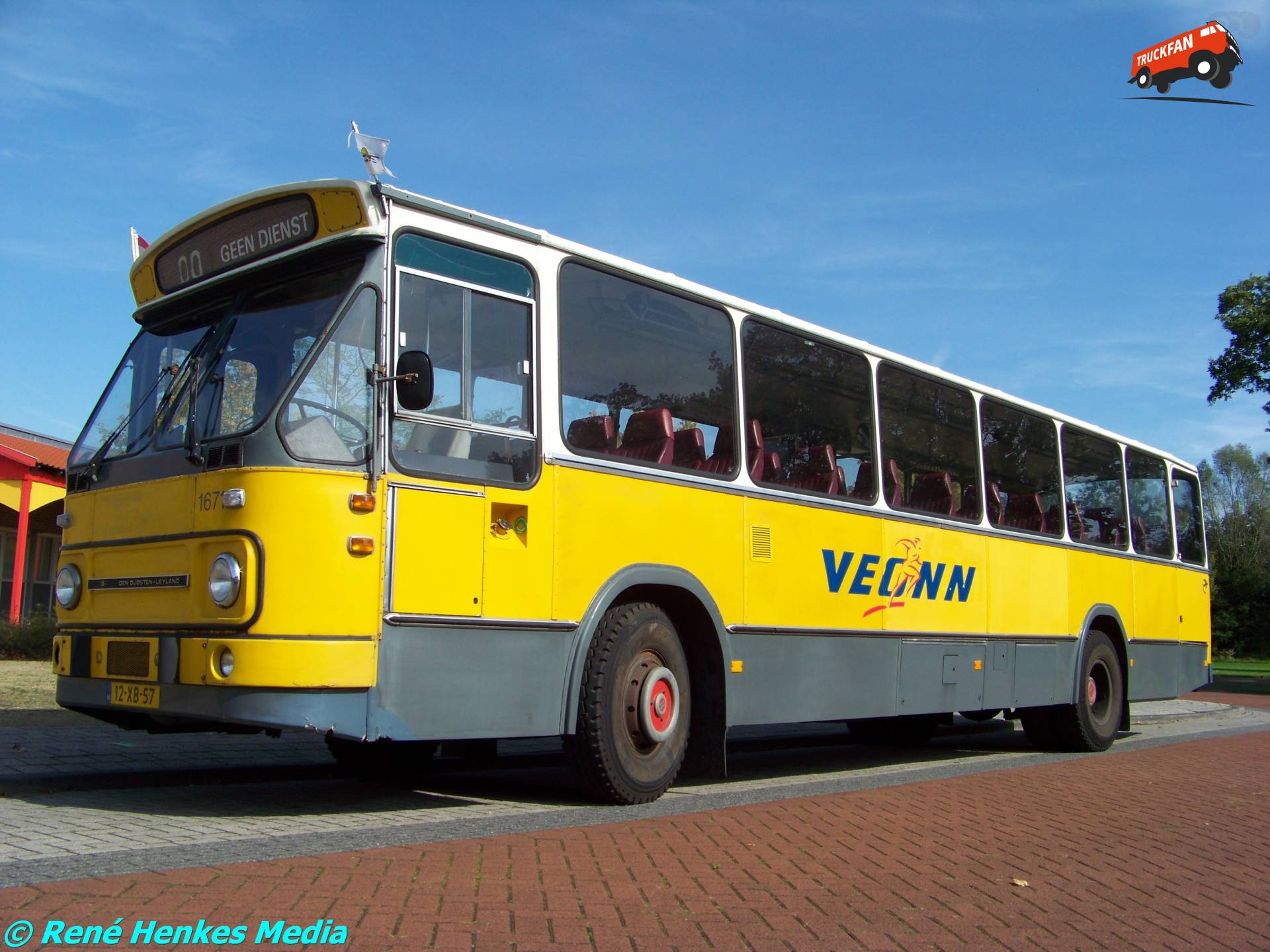Foto van een Den Oudsten lijnbus, opgebouwd voor personenvervoer.