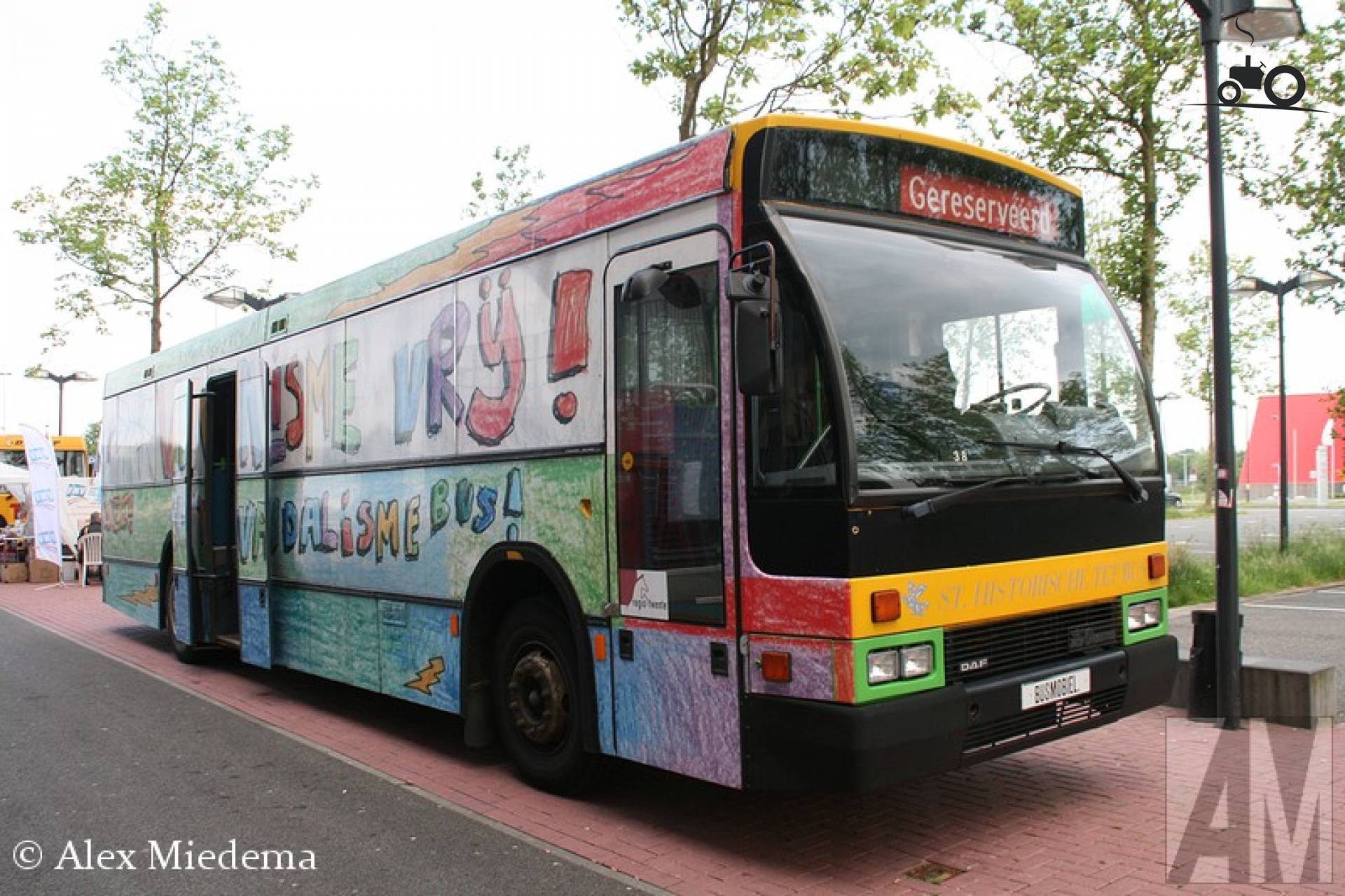 Foto van een Den Oudsten lijnbus, opgebouwd als verkoop- / reclamewagen.