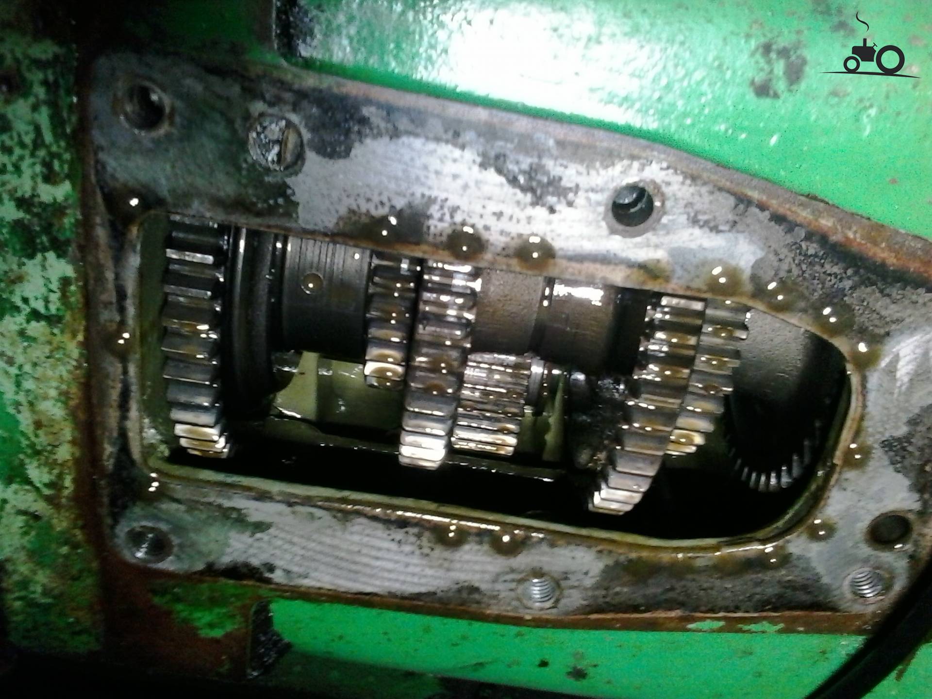 Foto van een Deutz D4005 versnellingsbak onderplaatje- naar rechts onder zit gaatje naar achterbrug
