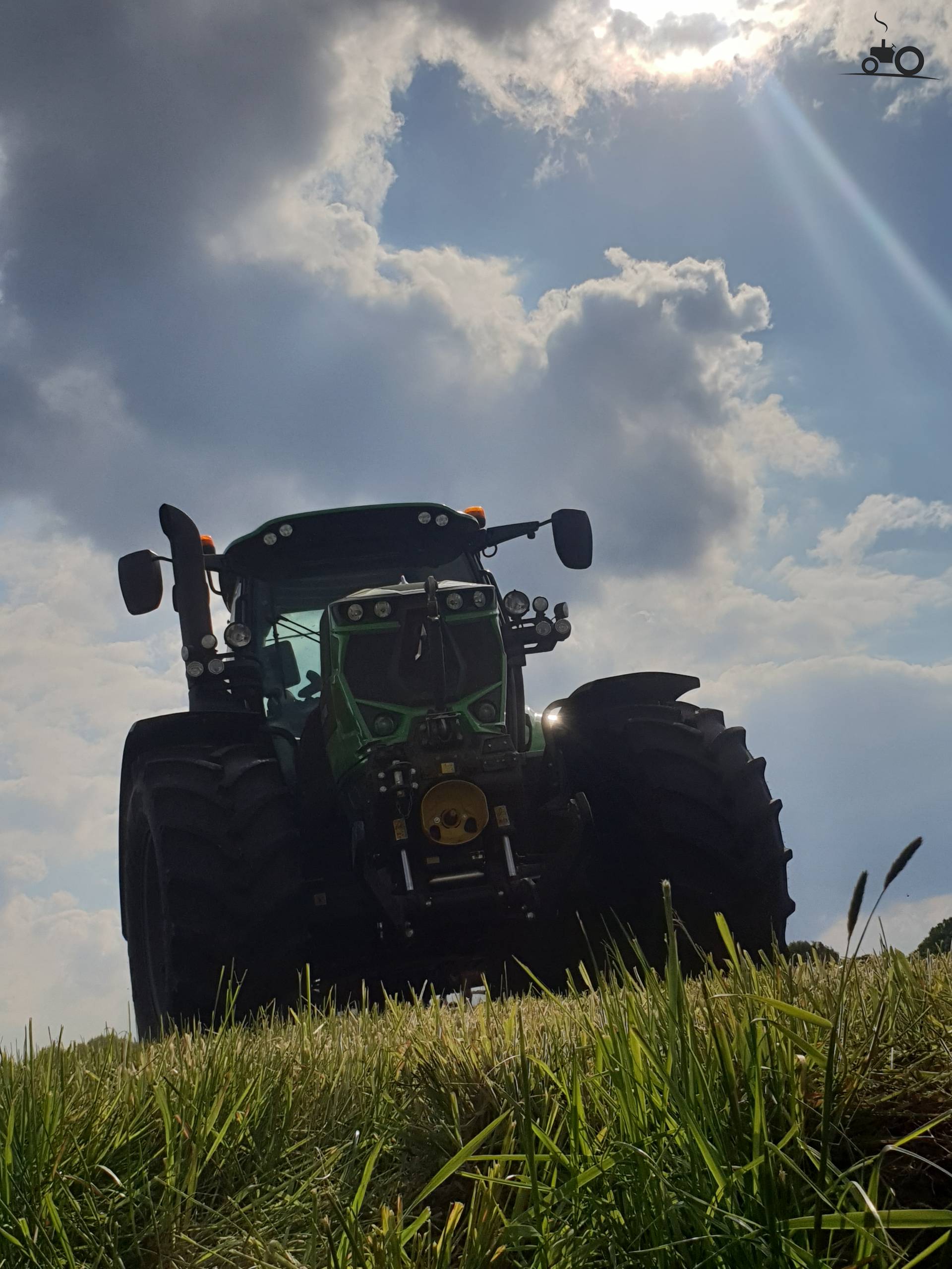 Foto van een Deutz-Fahr Agrotron 6185 TTV bezig met het spitten van grasland.