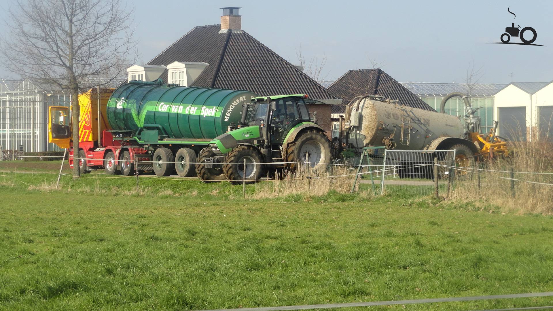 Foto van een Deutz-Fahr Agrotron 150, bezig met bemesten uit de tankwagen van Cor van der Spek in...