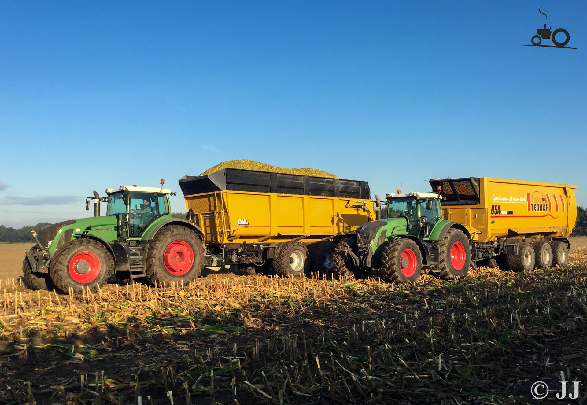 Foto van een twee Fendt 930`s met Peecon kipper en USA afschuifwagen in de maïs.