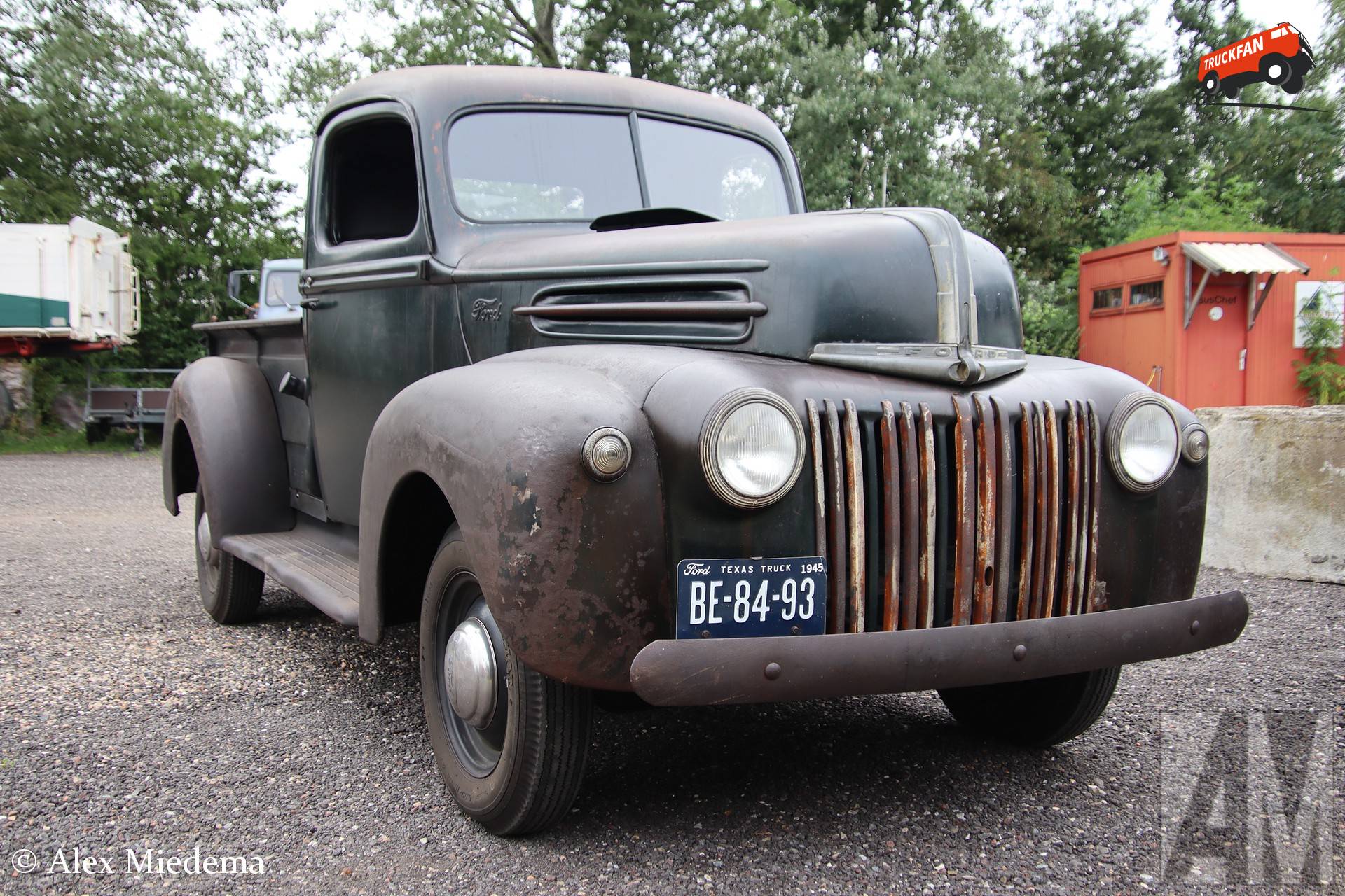Op deze foto staat Kees Postma (Stiens) × met een Ford 1/2 ton pick up.