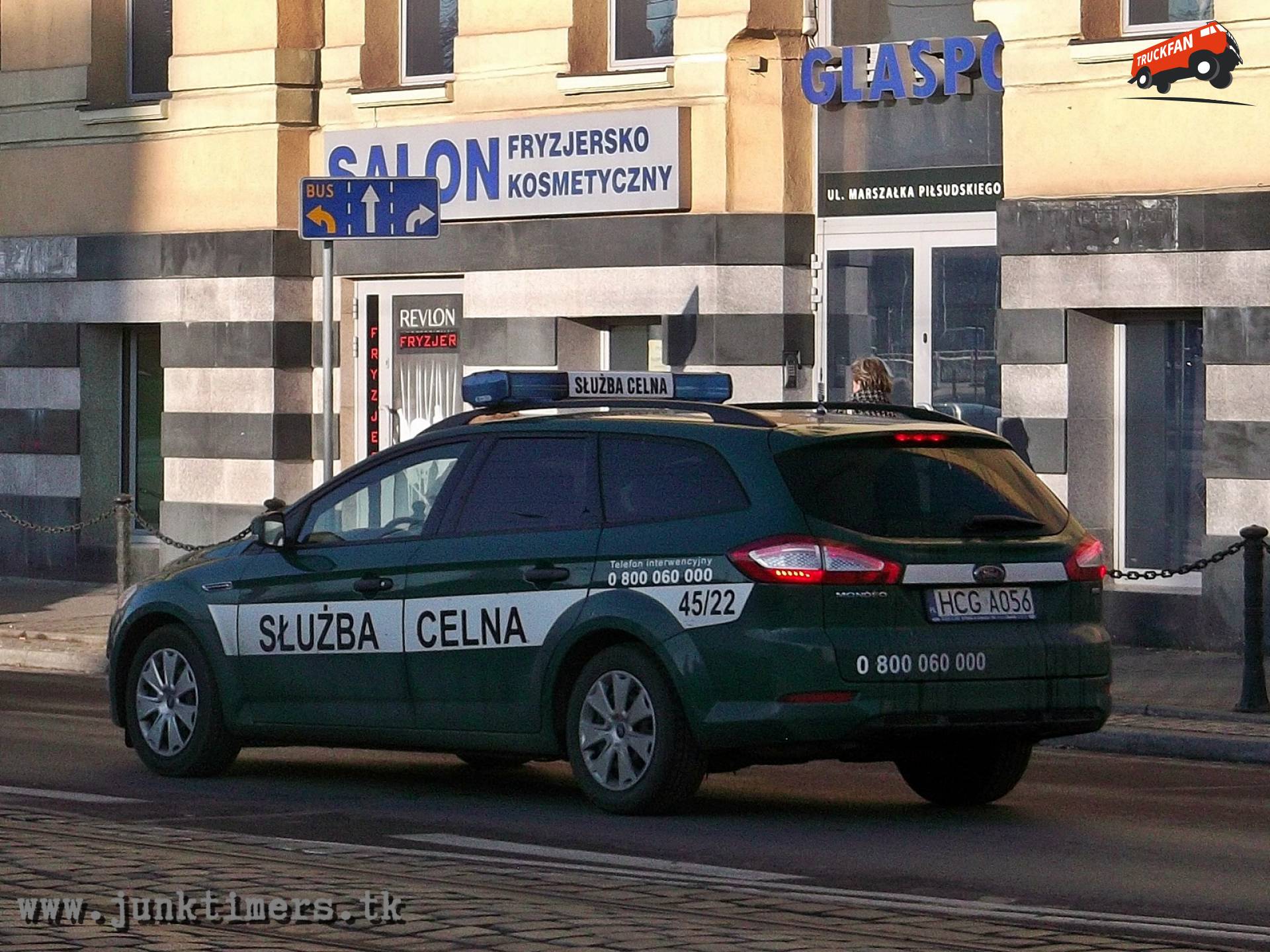 Foto van een Ford Mondeo, opgebouwd voor personenvervoer. Służba Celna (Customs Service).
