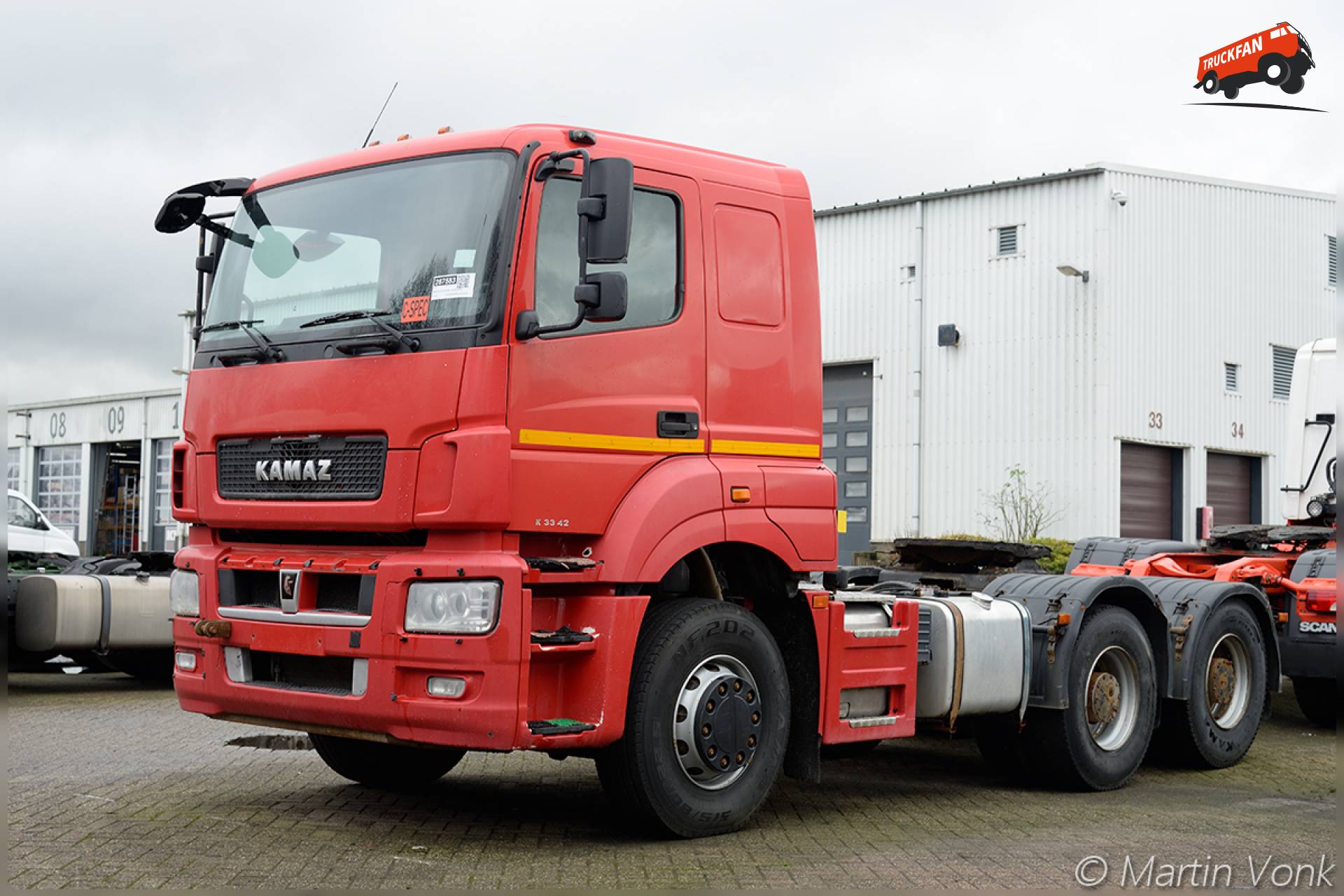 Hier zie je Kleyn Trucks BV (Vuren) × met een Kamaz 3342.