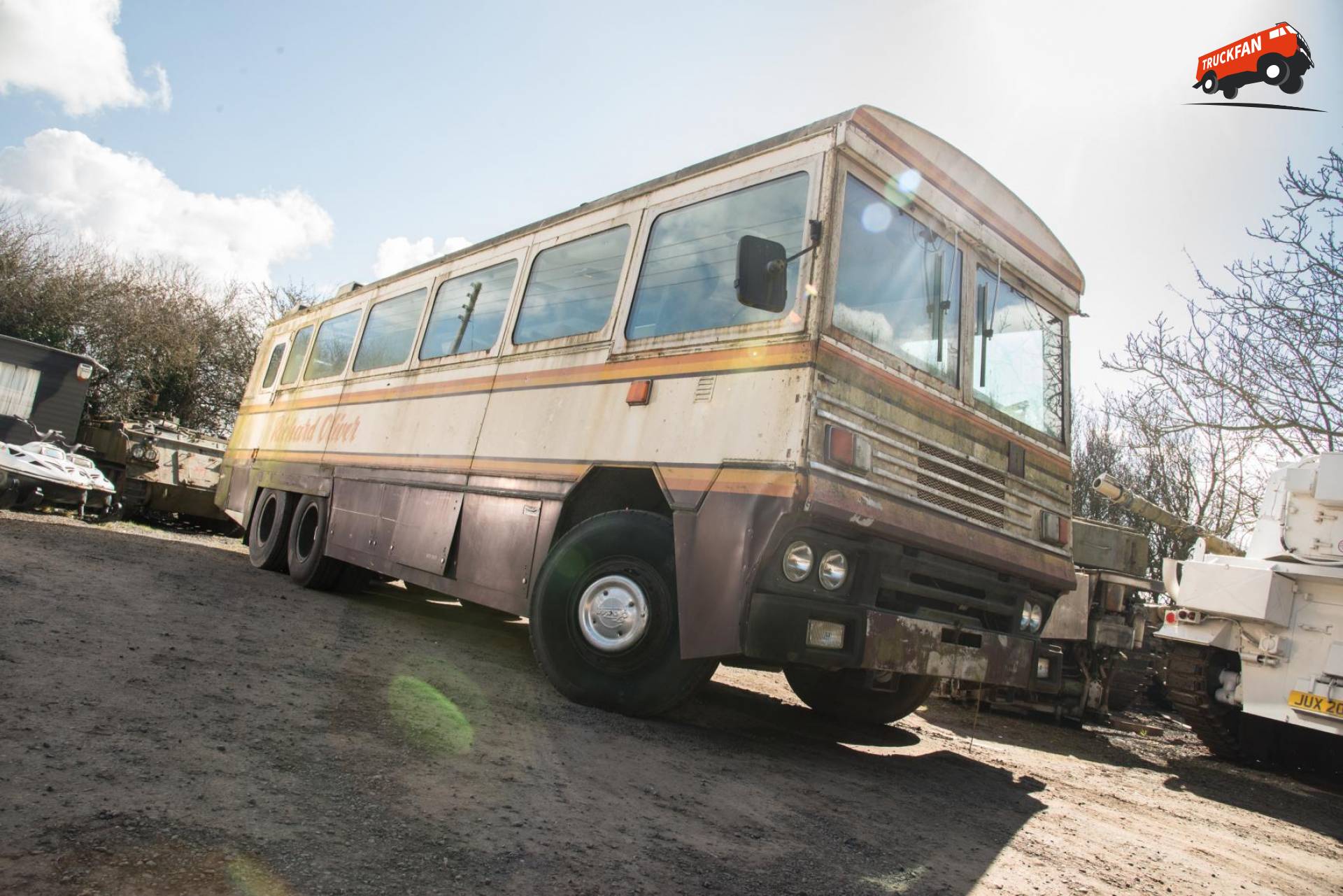 Foto van een Glover Webb bus, opgebouwd voor personenvervoer.