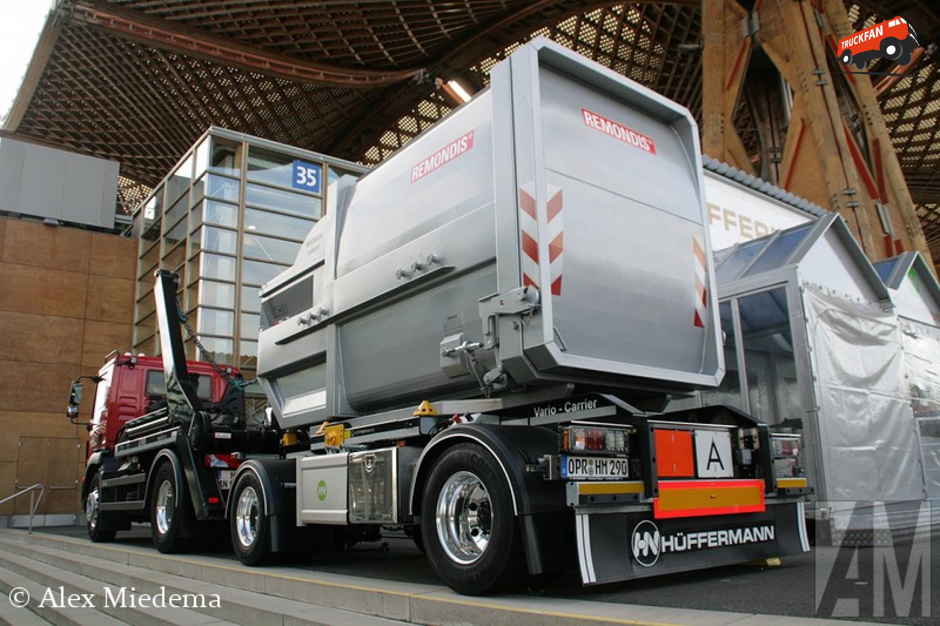 Foto van een Hüffermann aanhangwagen, opgebouwd voor containertransport.