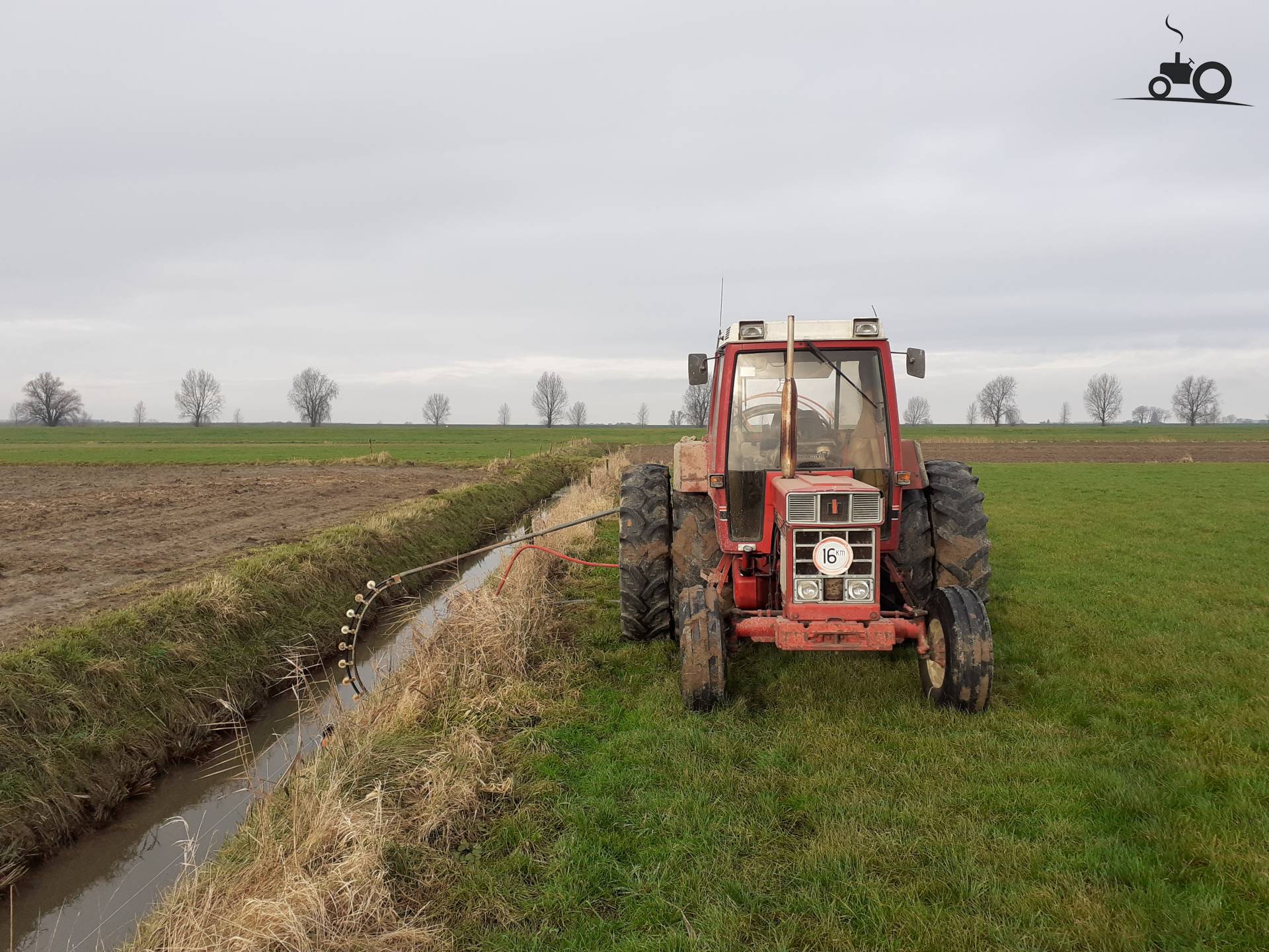 Foto van een International 745 XL, het is weer tijd voor de jaarlijkse foto van het drainage...