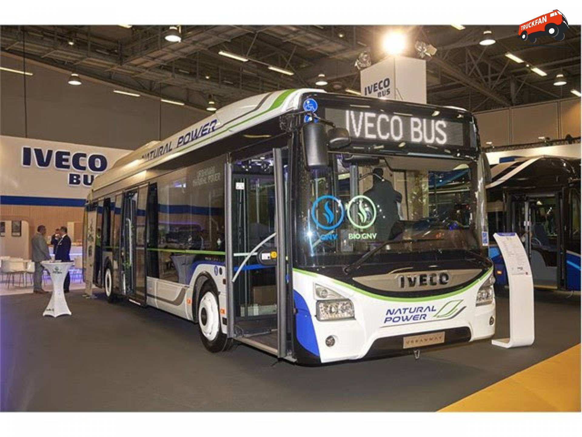 Foto van een Iveco Urbanway, opgebouwd voor personenvervoer.  IVECO BUS has won a record order to...