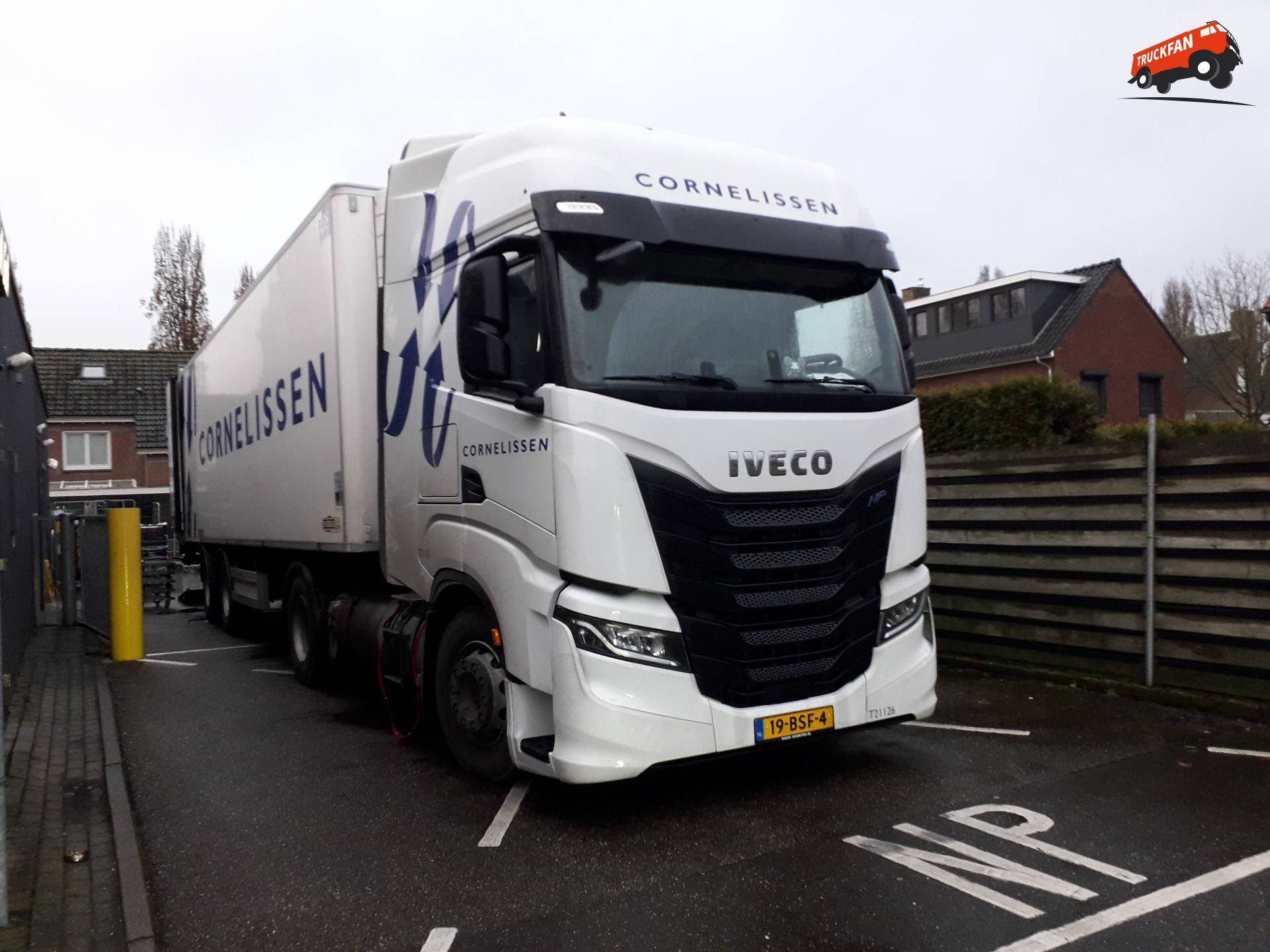 Hier zie je Cornelissen Transport (Nijmegen) × met een Iveco Vrachtwagen, opgebouwd voor...