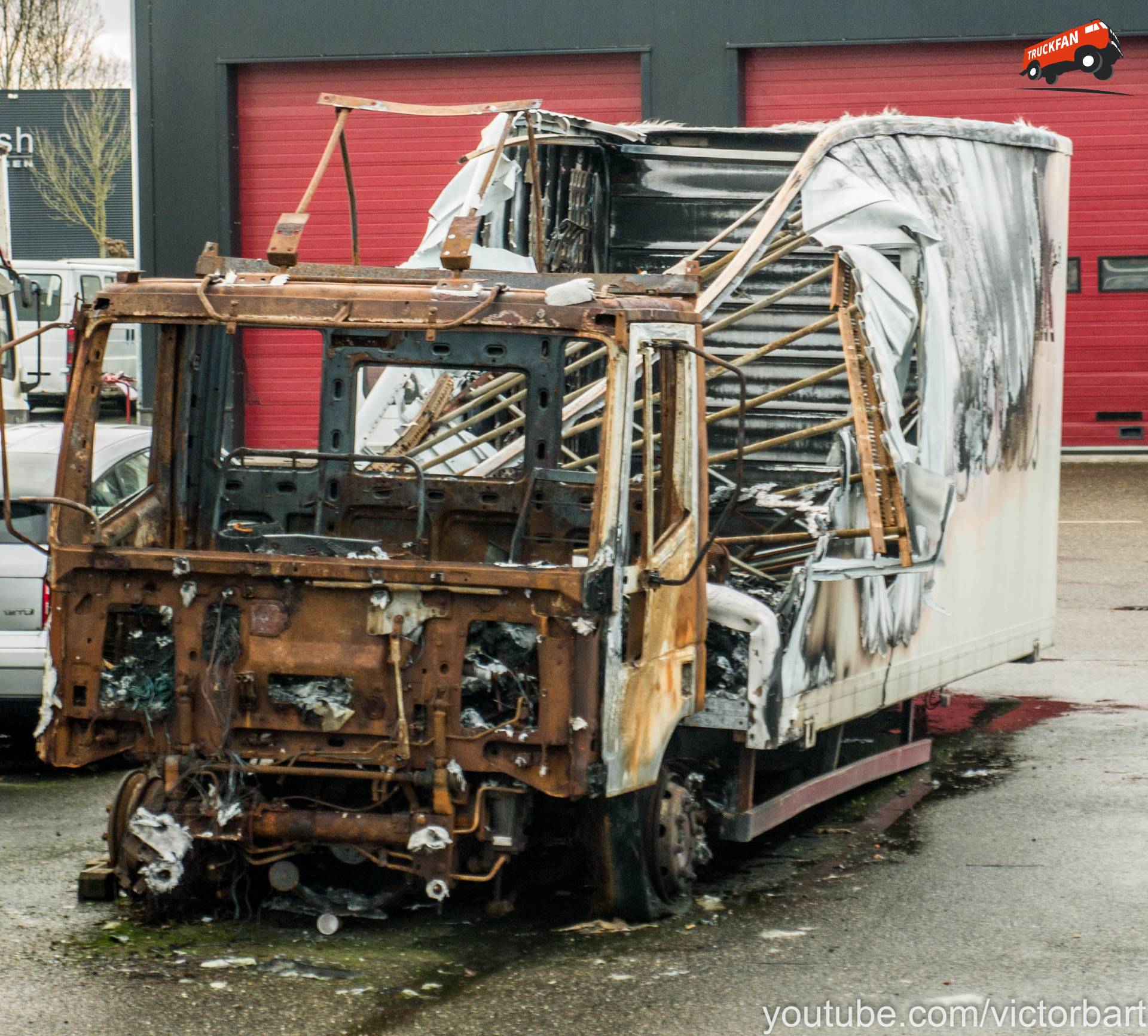 Foto van een uitgebrande Iveco Eurocargo, opgebouwd als 