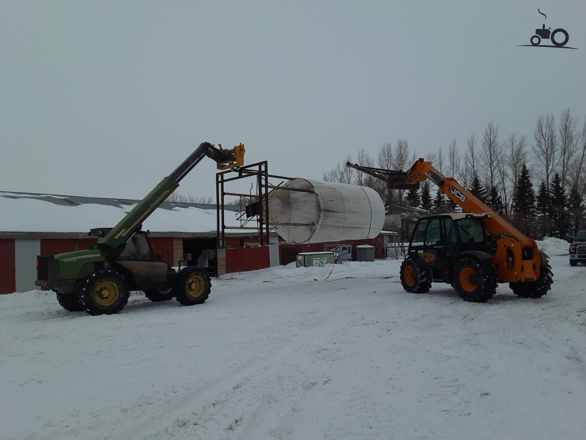 Even een silo van de ene naar de andere  boerderij halen, hadden net de trailer er onderweg...