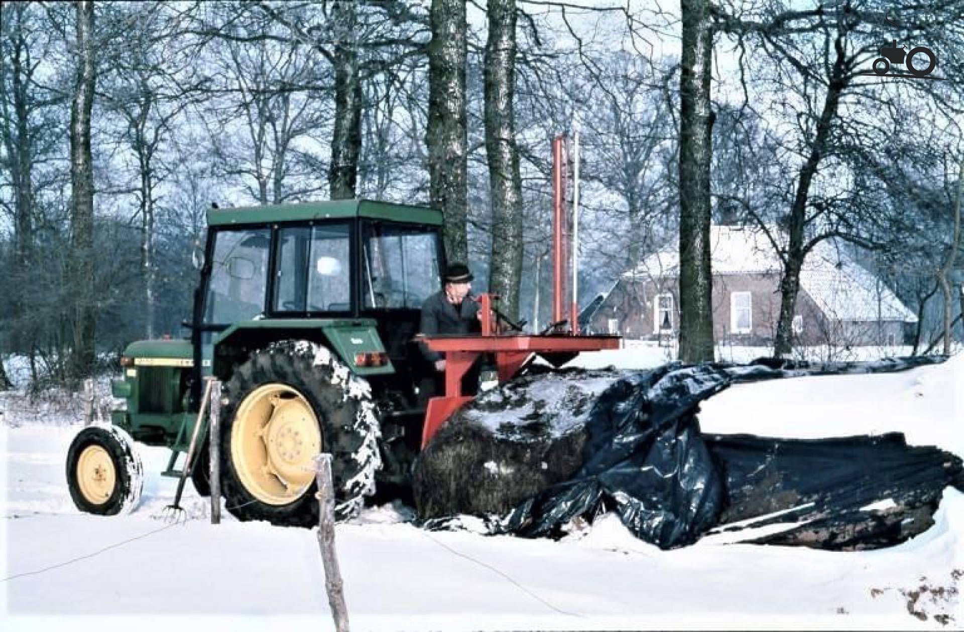 Foto van een John Deere Onbekend Mooie winterse foto van het kuil snijden begin jaren tachtig.Met...