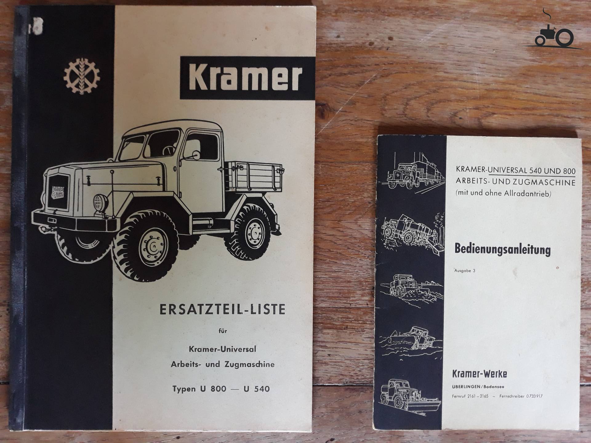 Foto van een onderdelenlijst en een handleiding van een Kramer U800 en U540.