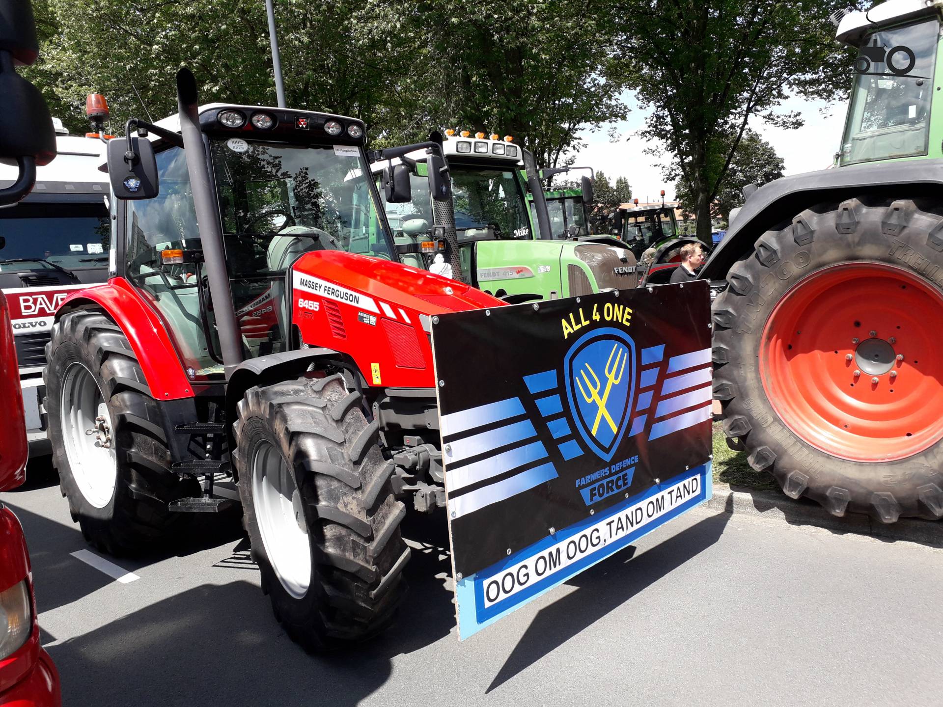 Foto van een Massey Ferguson 6455.  Boerenprotest 7 juli 2021, Den Bosch.