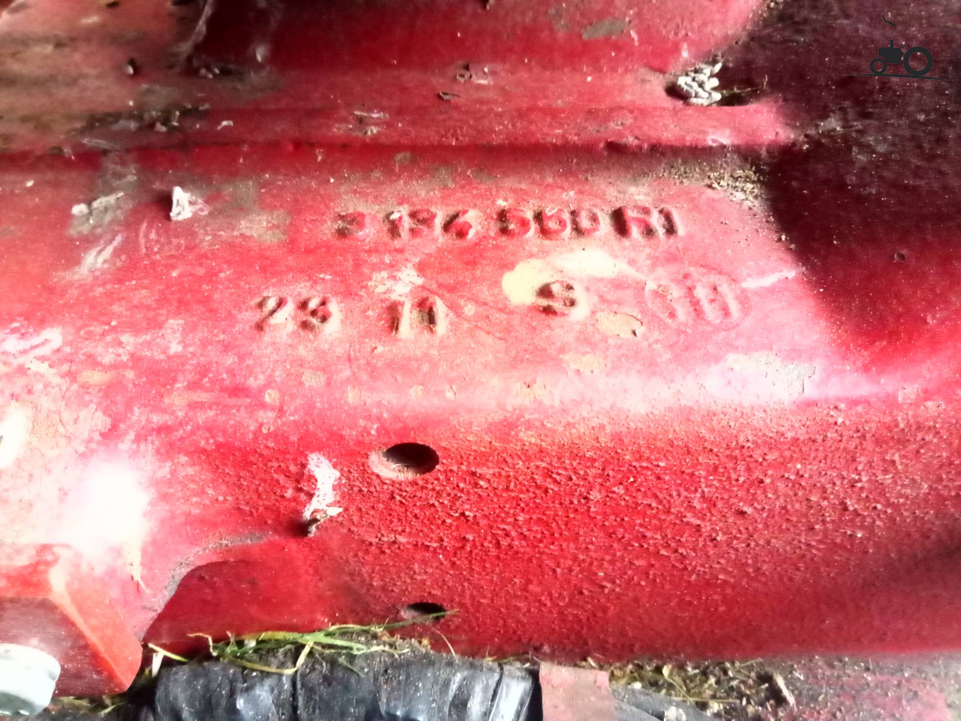 Foto van een Mc-Cormick 423. Iemand die weet waar het chassisnr staat? Deze staat onder de stoel.