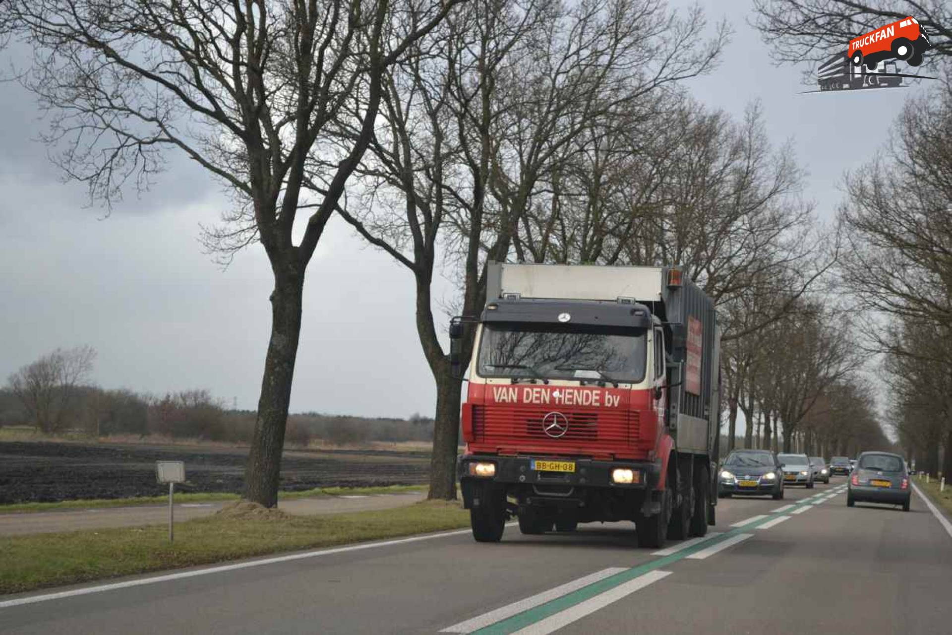 Op deze foto staat Van den Hende Recycling b.v. met een Mercedes-Benz SK 88, opgebouwd als...