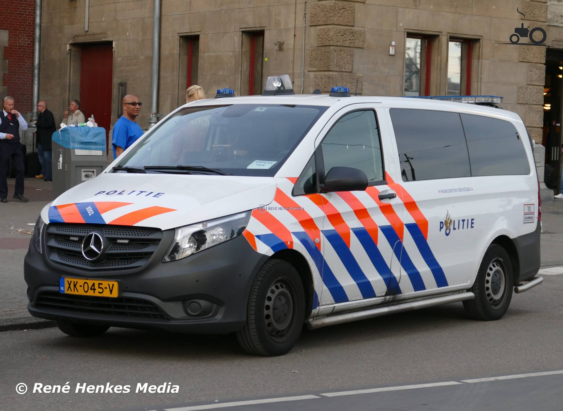 Politie (Den Haag) × op de foto met een Mercedes-Benz Vito, opgebouwd voor personenvervoer.