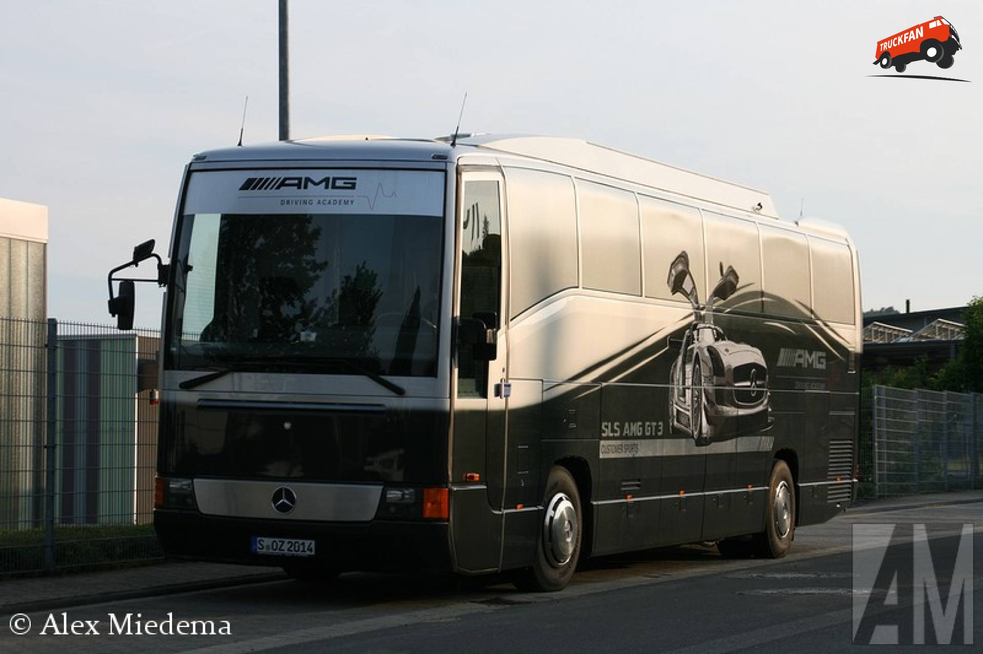 Foto van een Mercedes-Benz buschassis, opgebouwd voor personenvervoer.