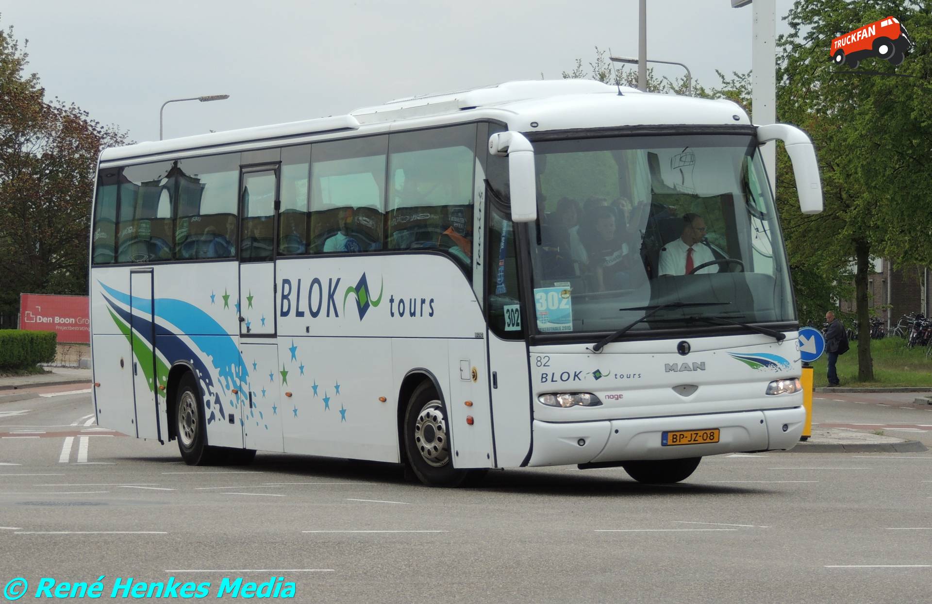 Foto van een Noge bus, opgebouwd voor personenvervoer.