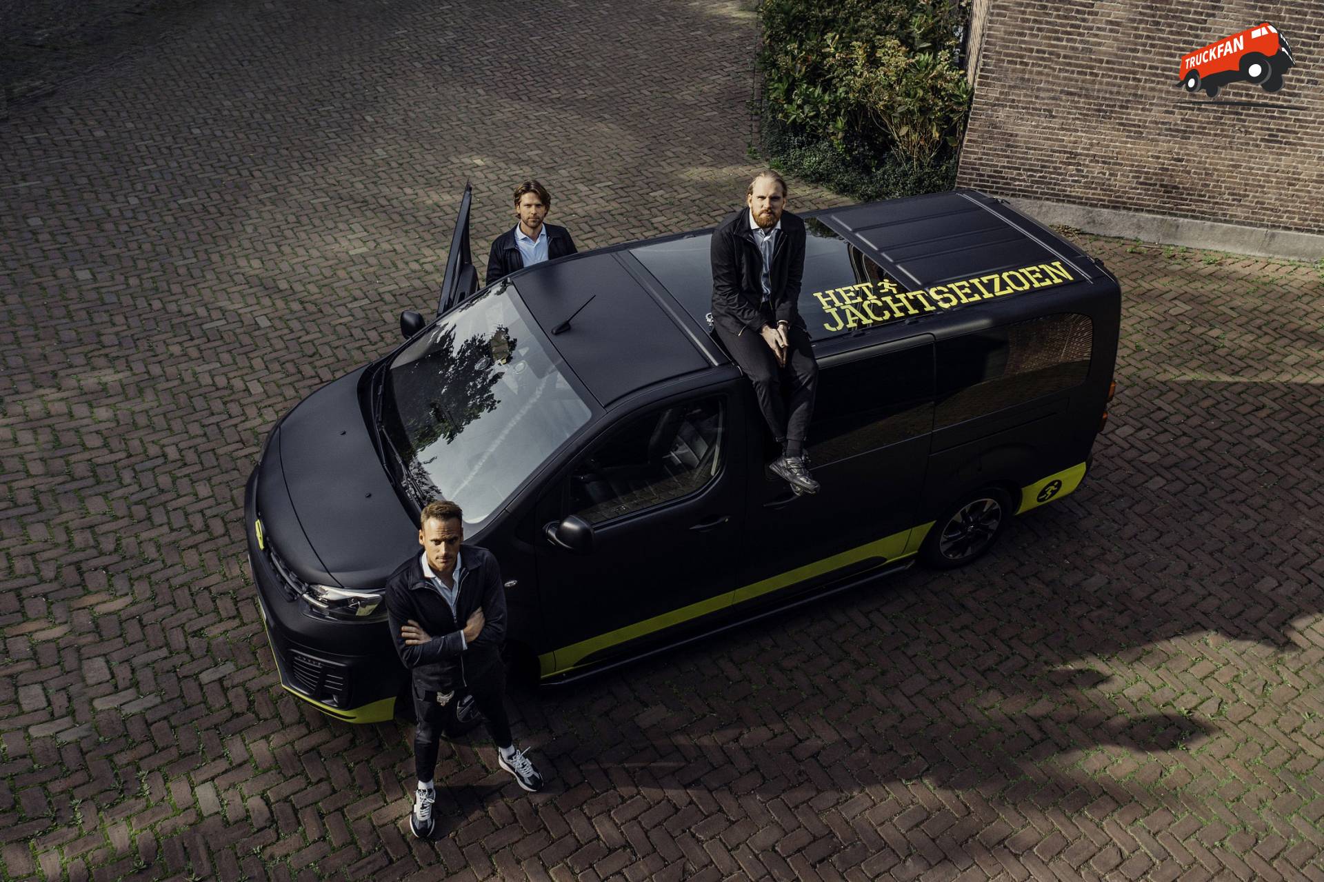 Foto van een Opel Vivaro, opgebouwd voor personenvervoer.  In het nieuwe, vijfde seizoen van de...