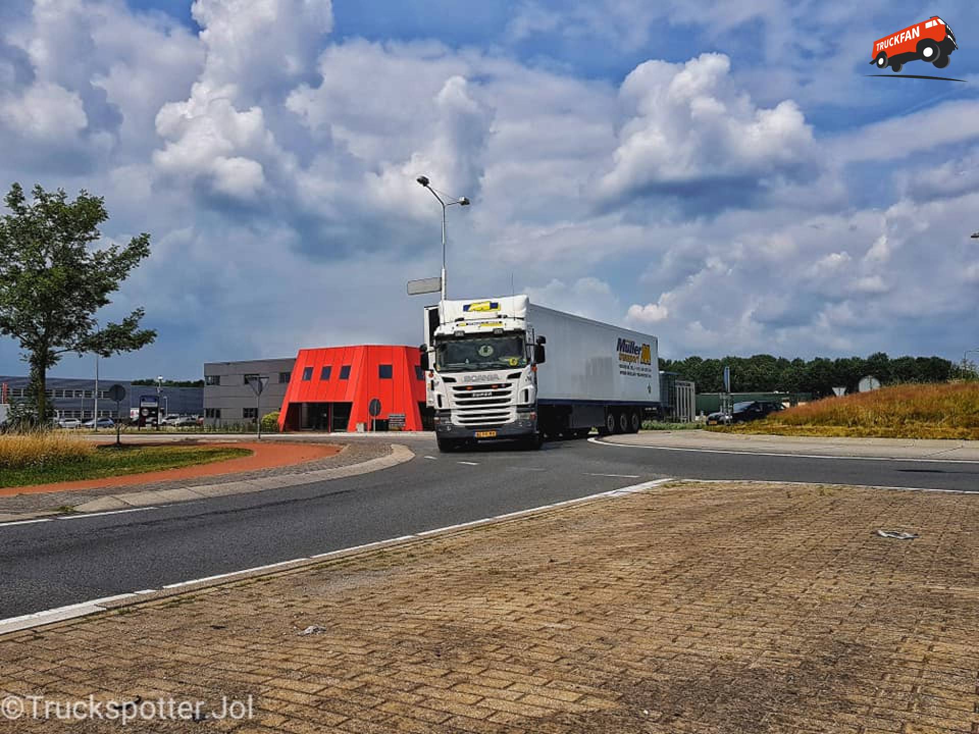 Hier zie je Müller Fresh Food Logistics B.V. (Holten) × met een Scania G-serie, opgebouwd voor...