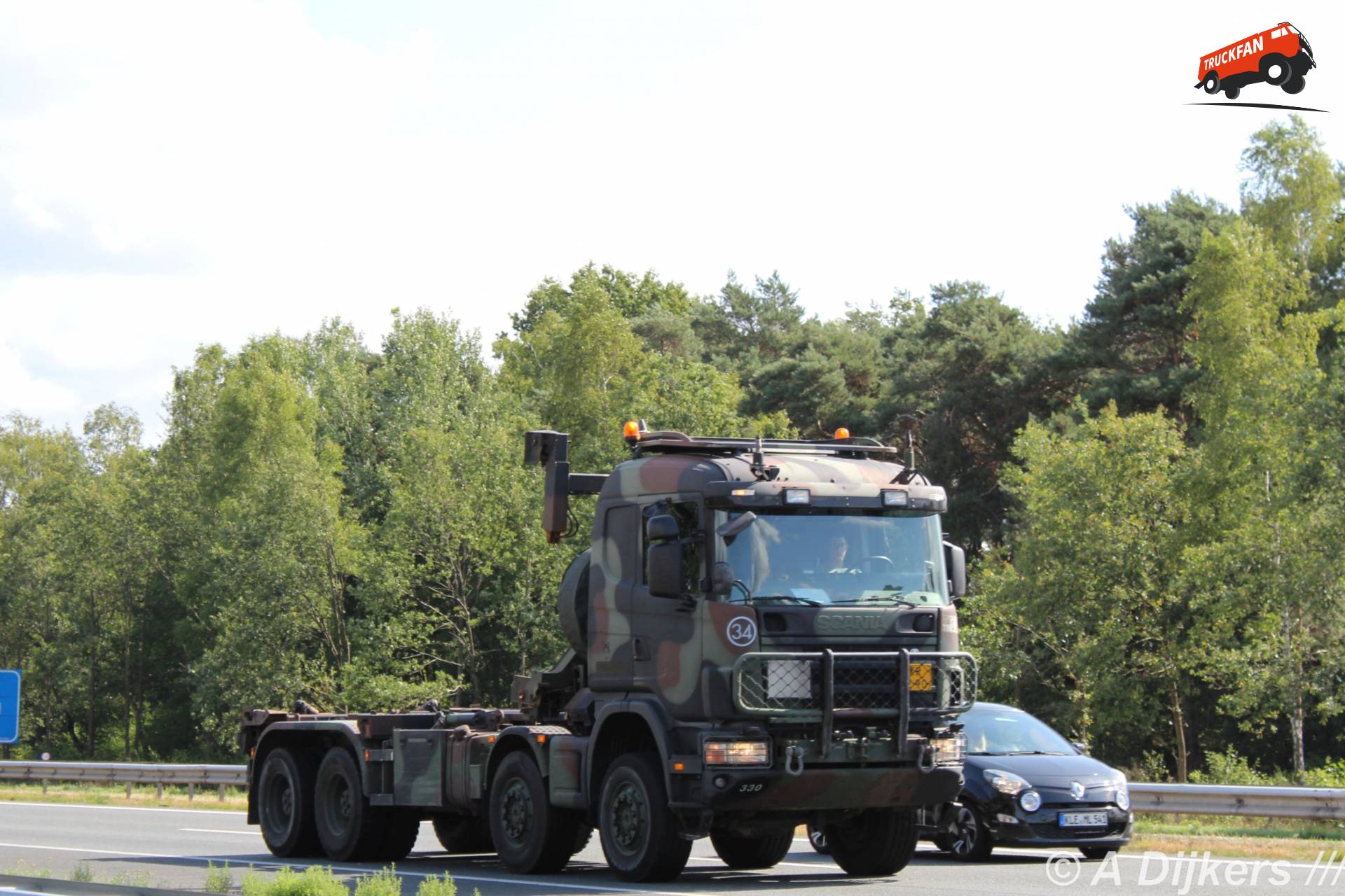 Ministerie van Defensie (Utrecht) × op de foto met een Scania 124, opgebouwd voor...