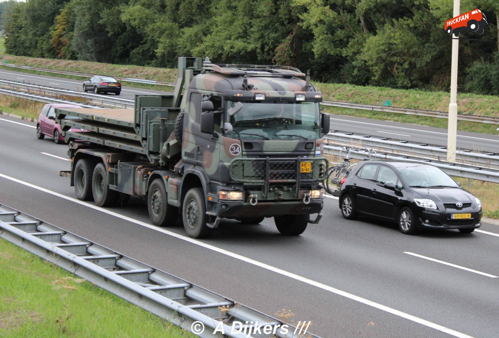 Foto van een Scania 124 van Ministerie van Defensie (Utrecht) ×, opgebouwd voor containertransport.
