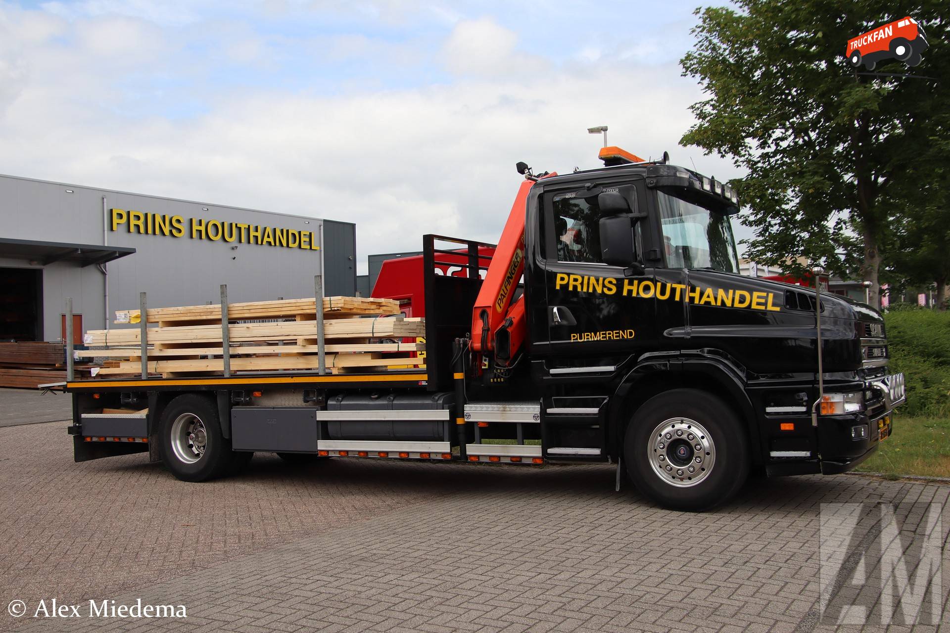 Hier zie je Prins Houthandel (Purmerend) × met een Scania T114, opgebouwd als open laadbak.