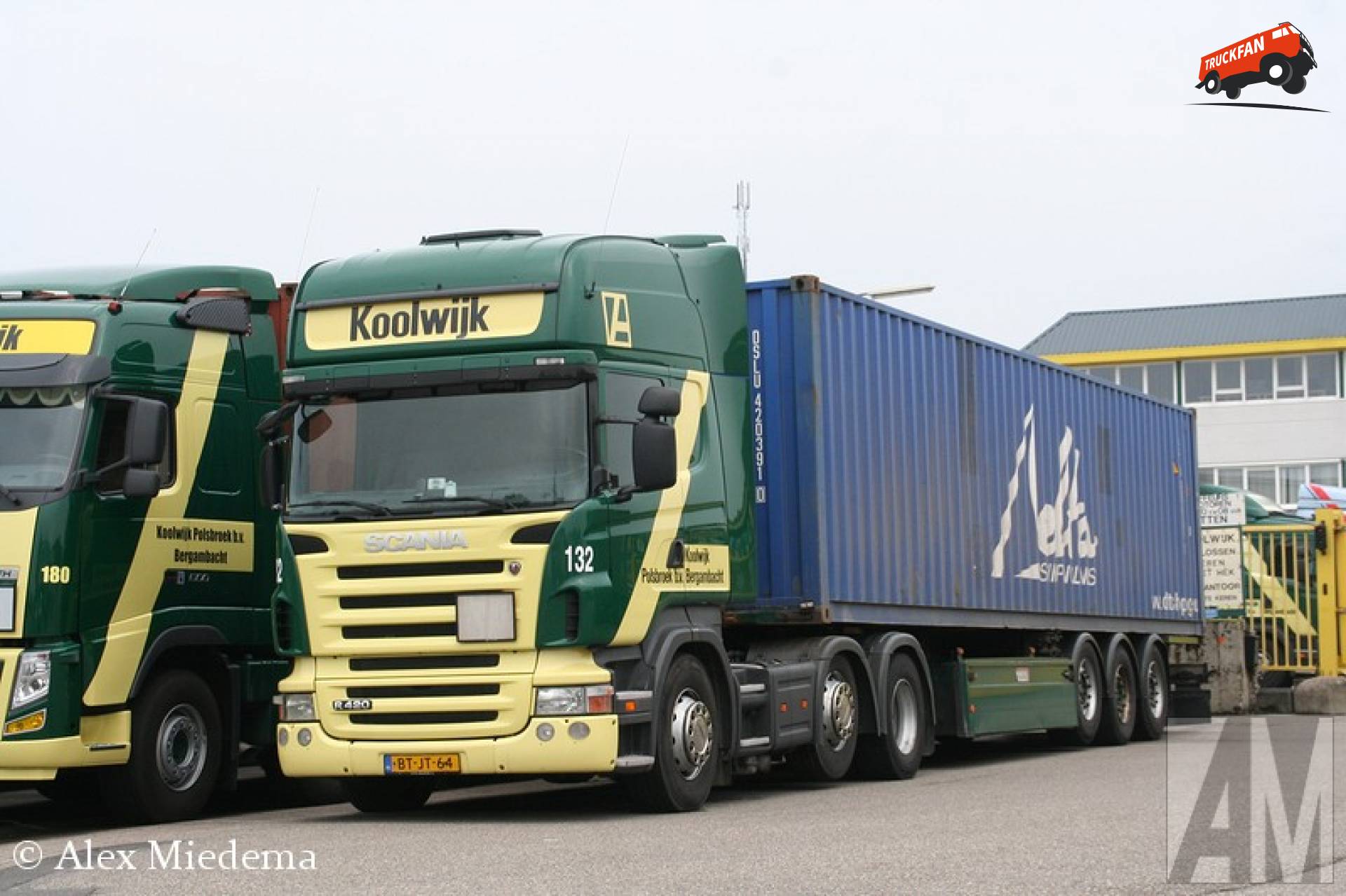 Foto van een Scania R420, opgebouwd voor containertransport.