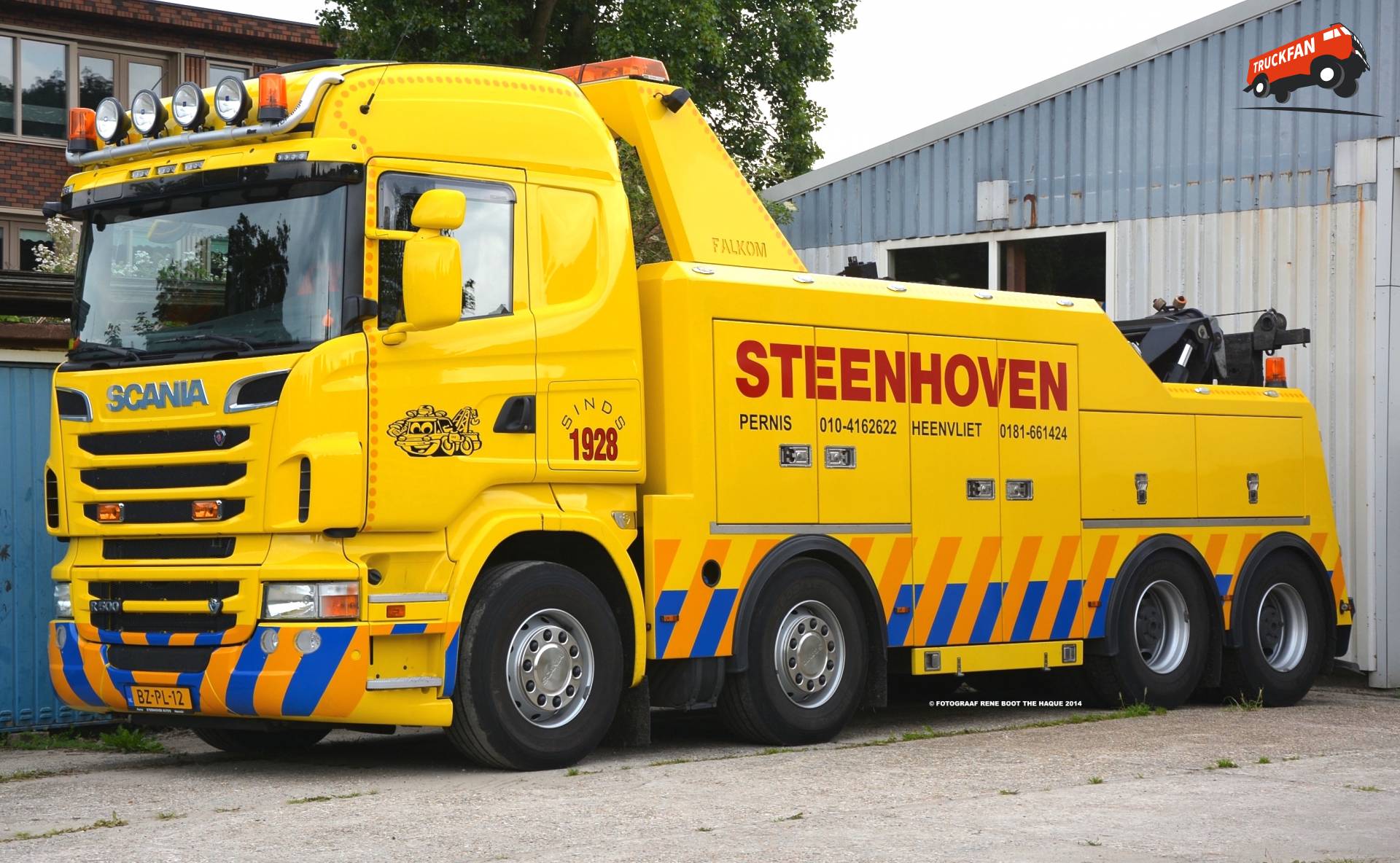 Een Scania R500 V8 wrecker van de firma Steenhoven uit Pernis de opbouw is van Falkom bv. Foto...