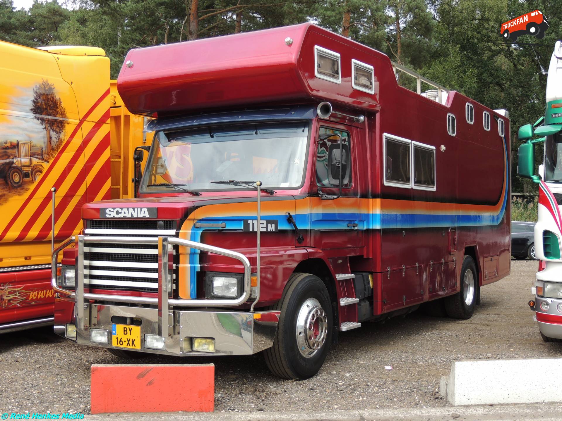 Foto van een Scania T112, opgebouwd voor dierenvervoer.