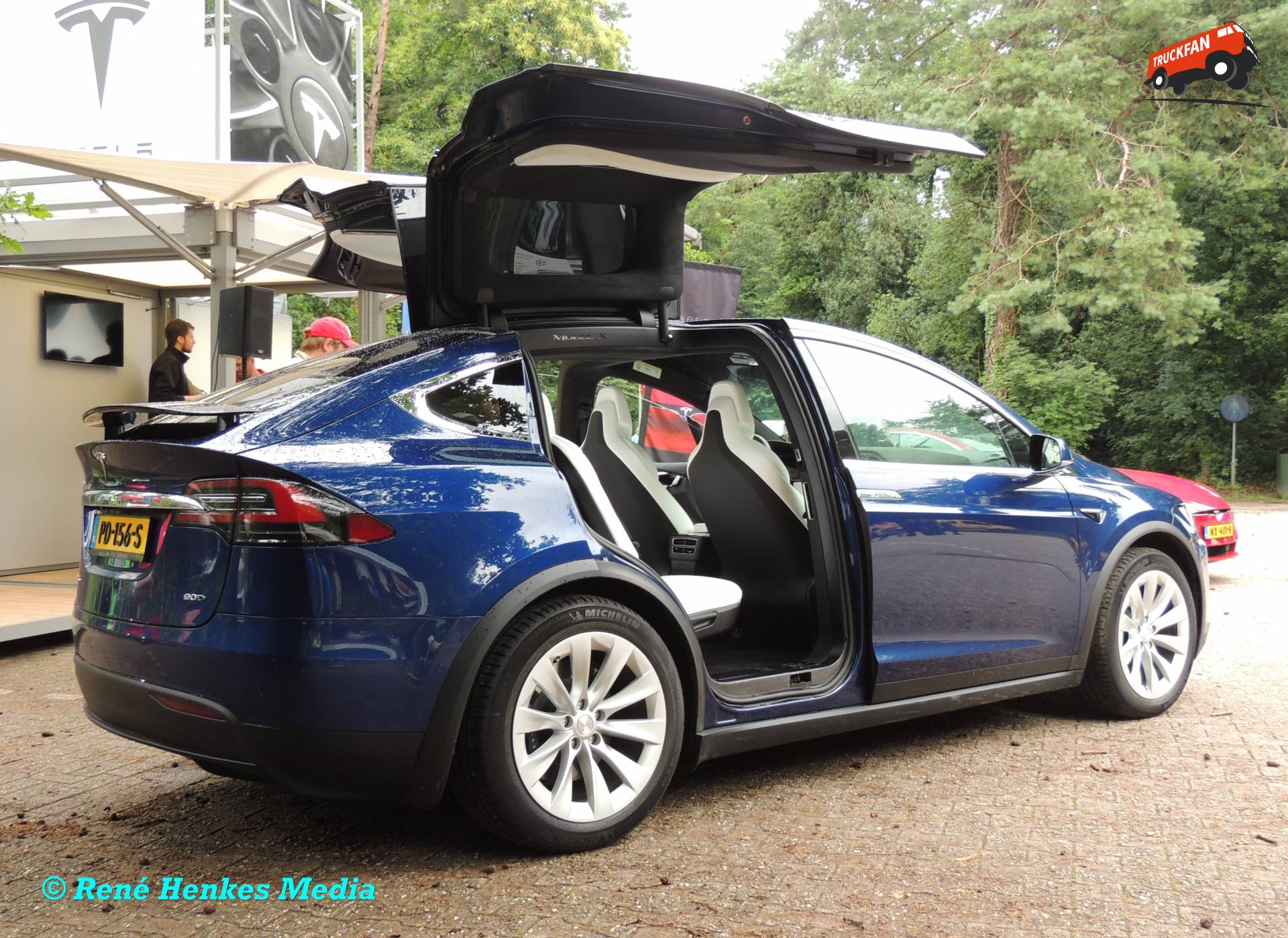Foto van een Tesla onbekend/overig, opgebouwd voor personenvervoer.