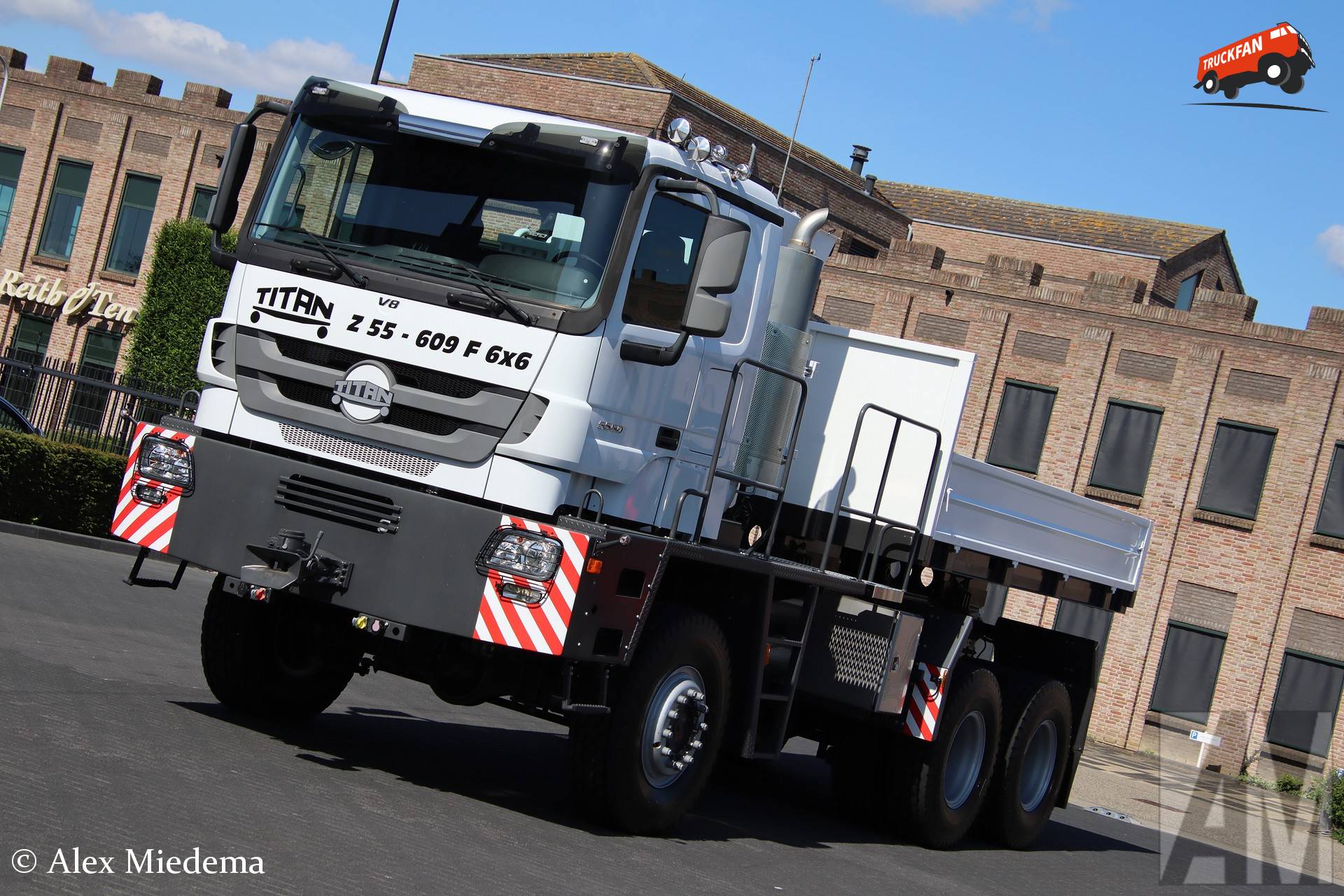 Hier zie je Geurts Trucks (Andelst) × met een Titan Z55-609F, opgebouwd voor speciaal transport.