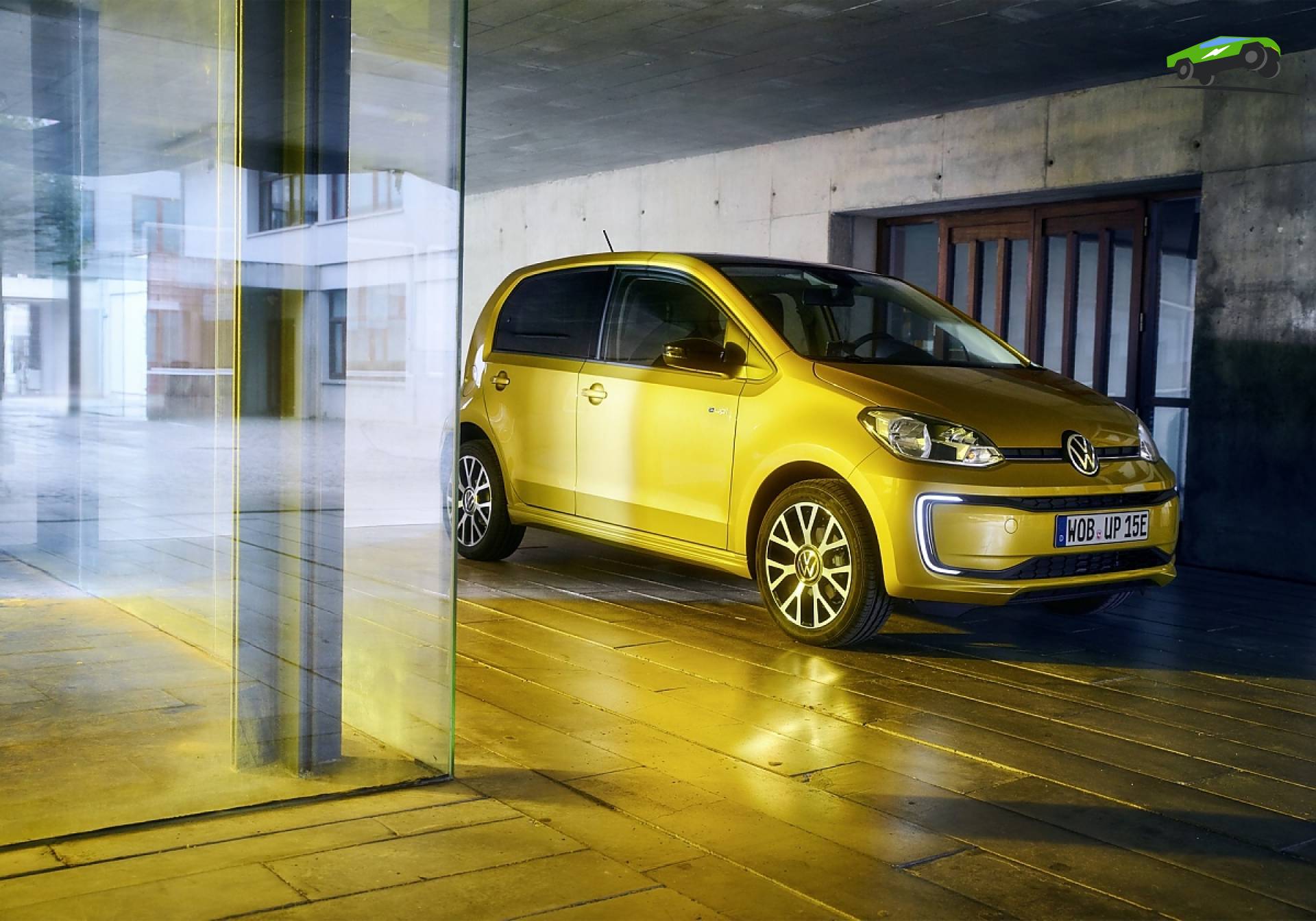 Foto van een gele Volkswagen e-Up! EV