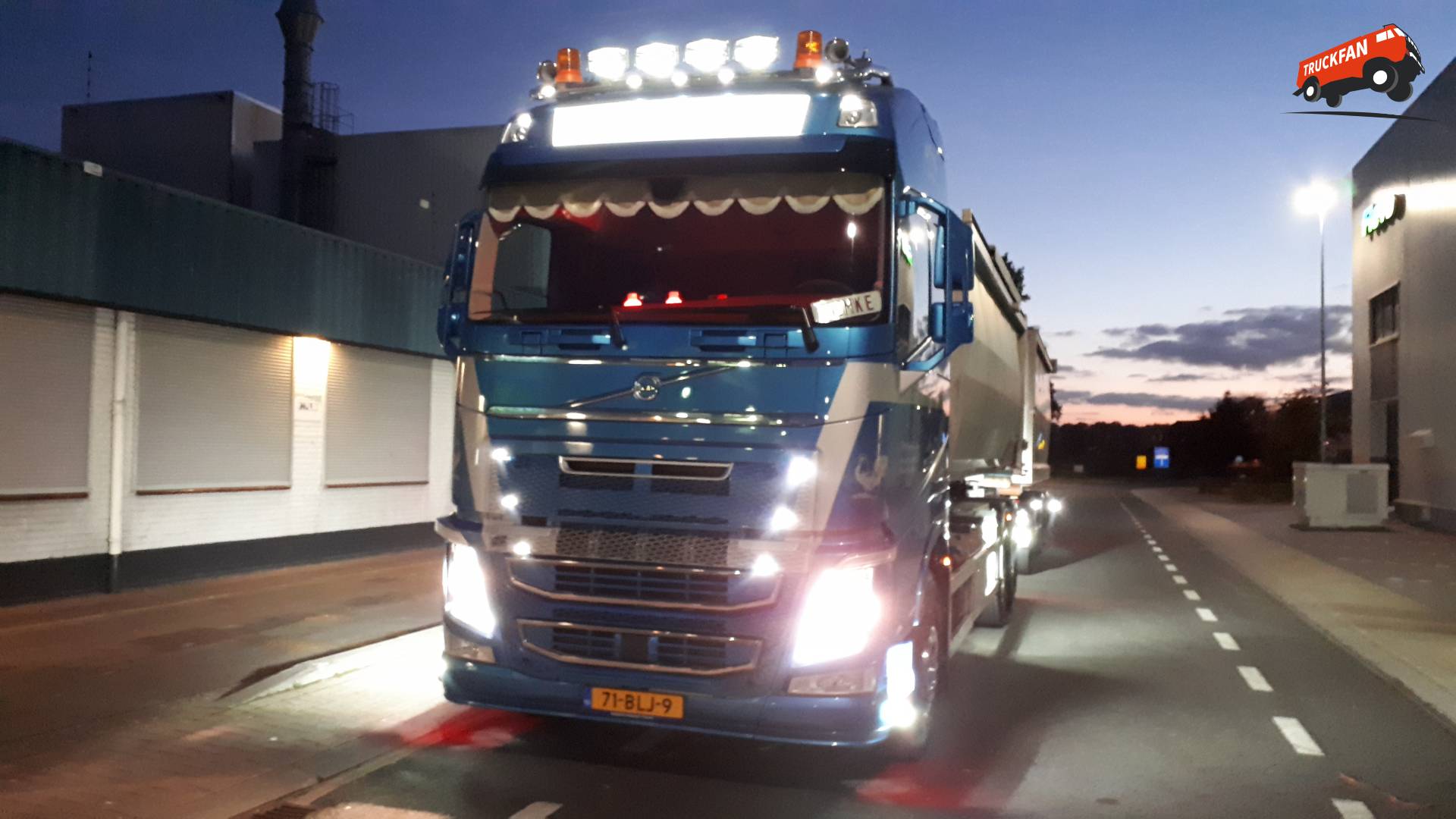 Foto van een Volvo FH, opgebouwd voor containertransport, afzetcontainers kettingsysteem