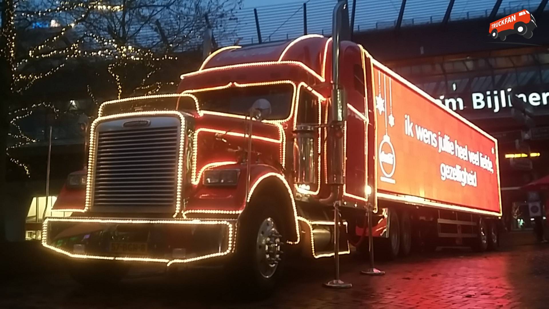 Op deze foto staat Coca-Cola Enterprises Nederland B.V. (Rotterdam) × met een Freightliner...