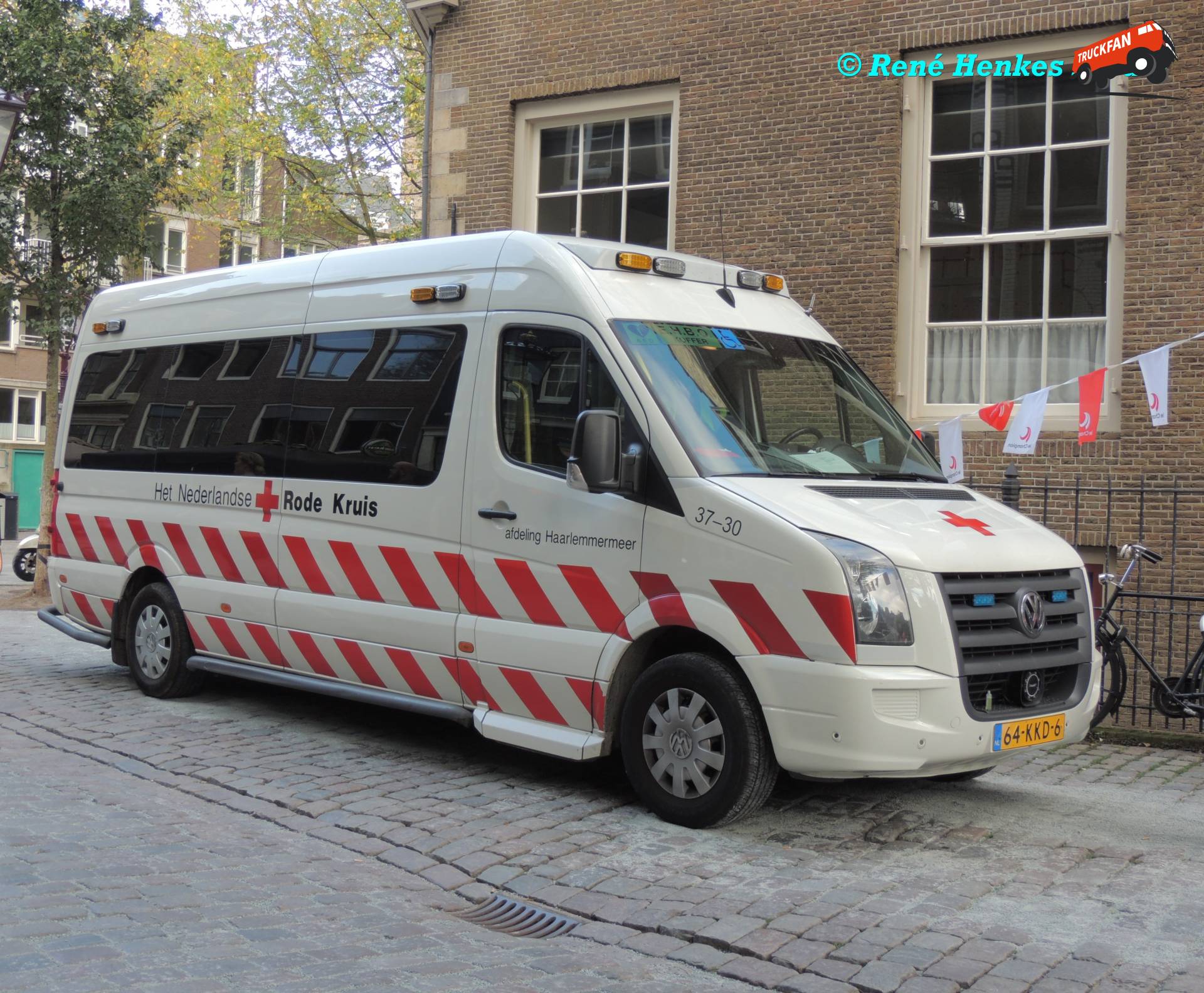 Op deze foto staat Rode Kruis (Den Haag) × met een VW Crafter 1st gen, opgebouwd voor...