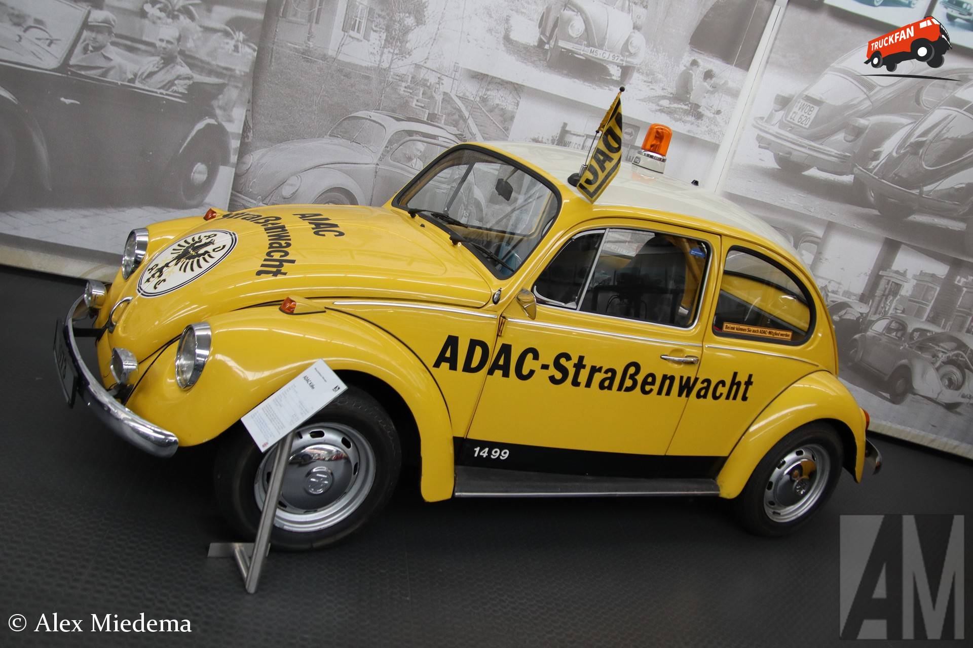 ADAC (Stuttgart (D)) × op de foto met een VW kever (typ 1), opgebouwd voor personenvervoer.