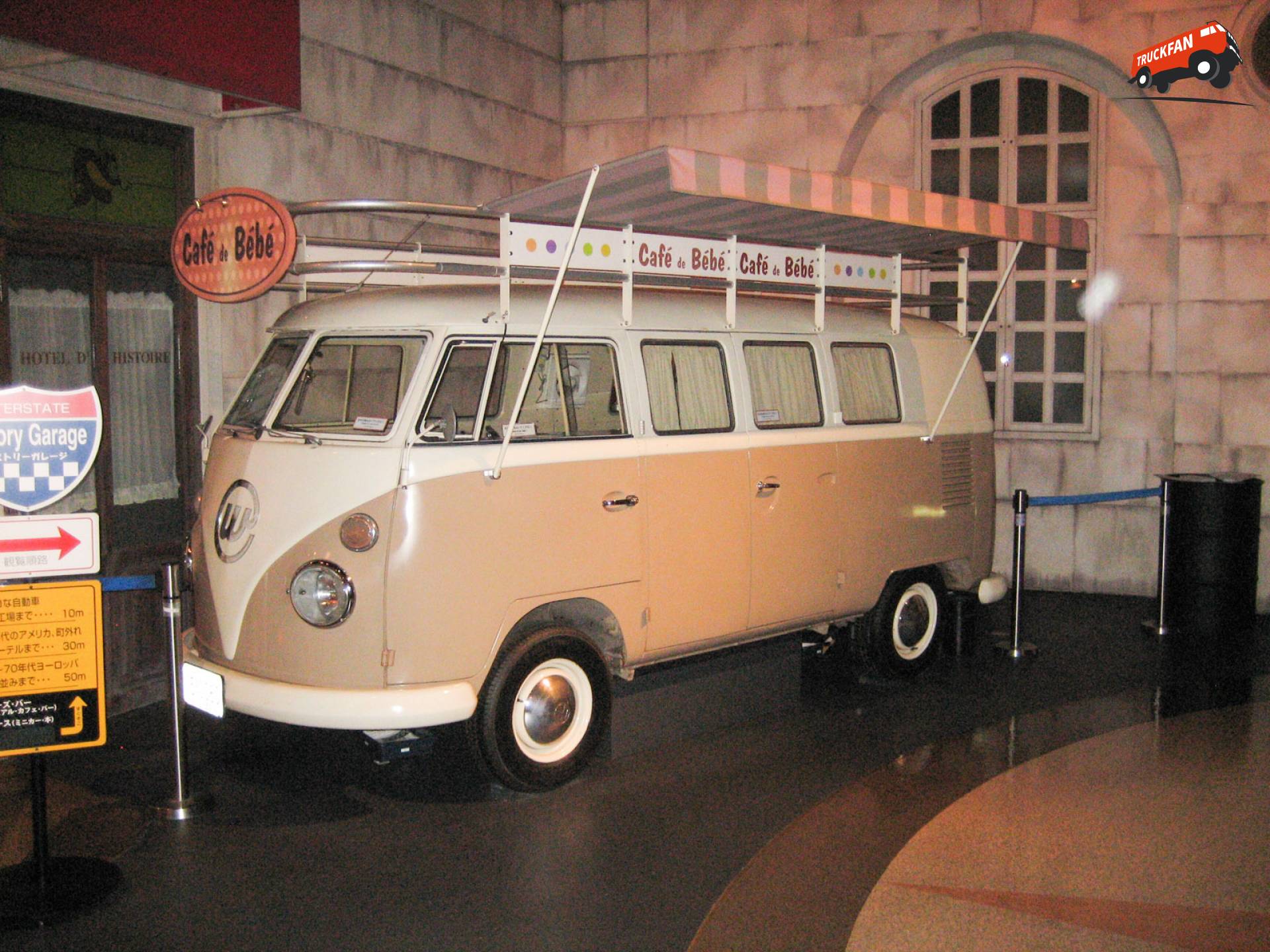 Foto van een VW Transporter T1, opgebouwd als verkoop- / reclamewagen
